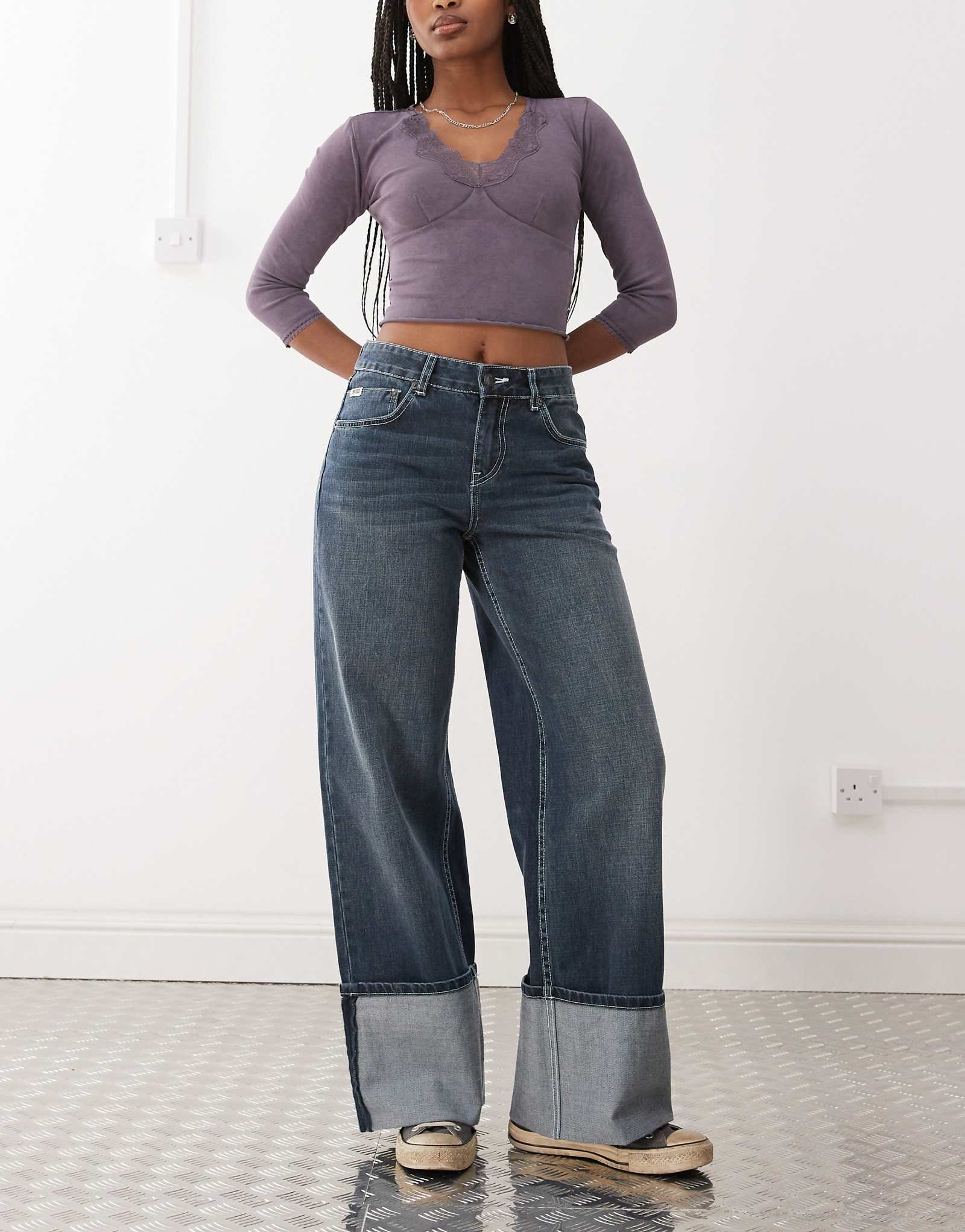 Оборванный священник с манжетами на подоле низко сидящих мешковатых джинсов цвета индиго 22690₽