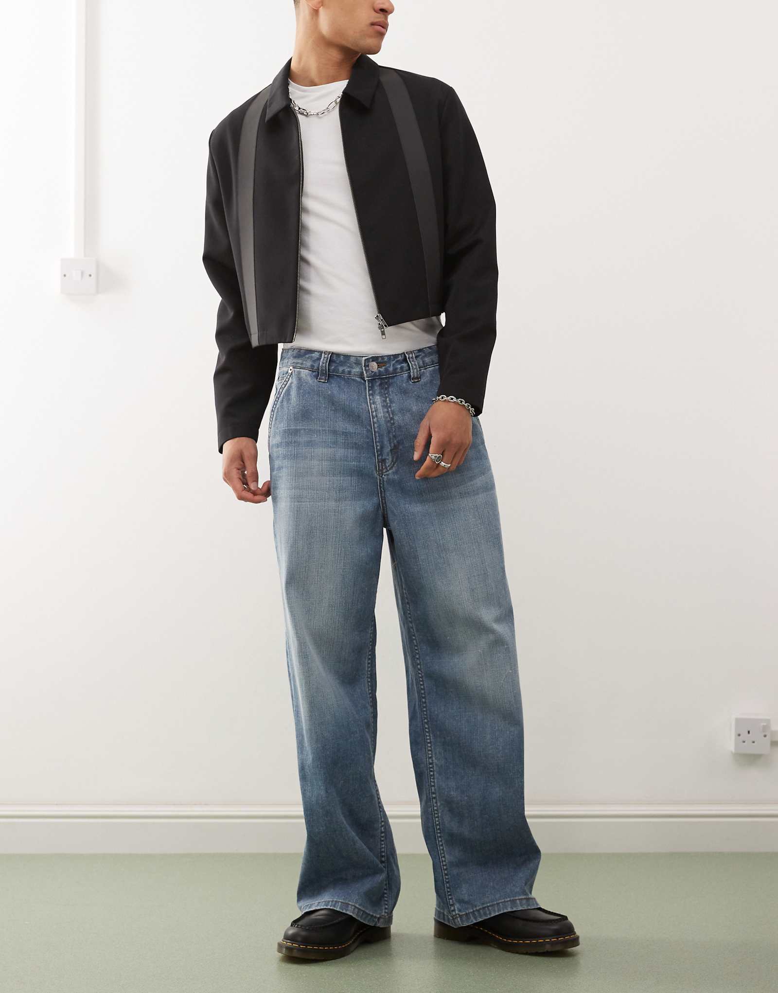 Оборванный священник в узловатых джинсах для конькобежцев темно синего цвета