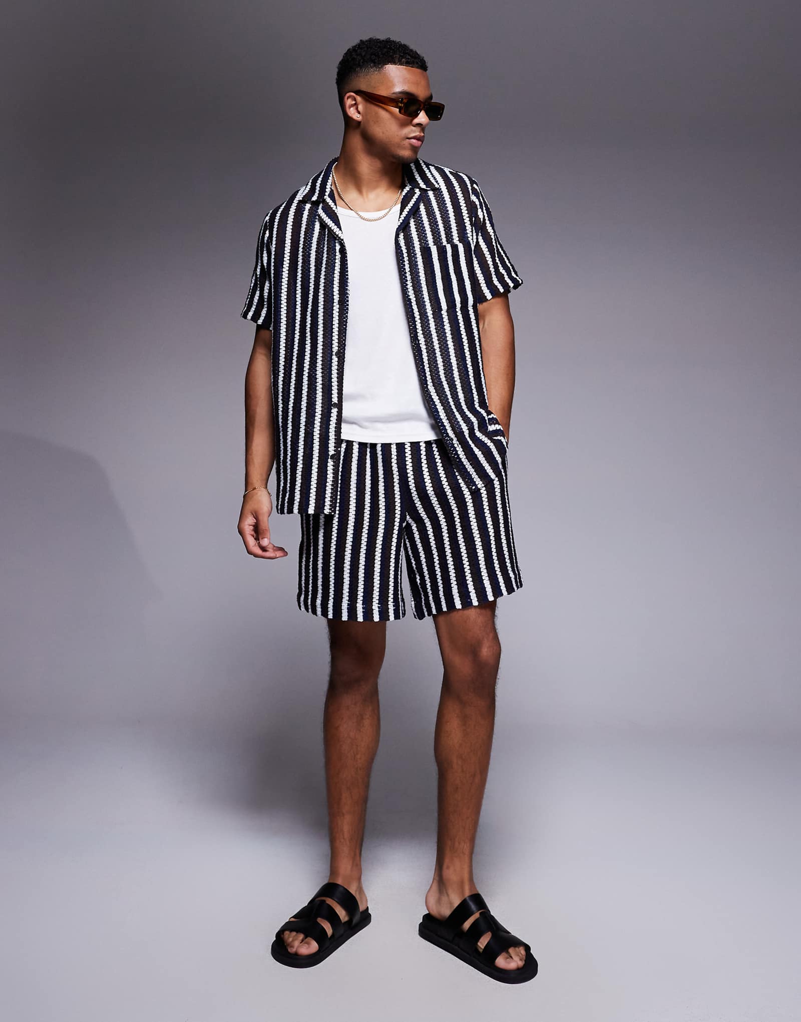 Трикотажные пляжные шорты South Beach в черно-белую полоску 11990₽