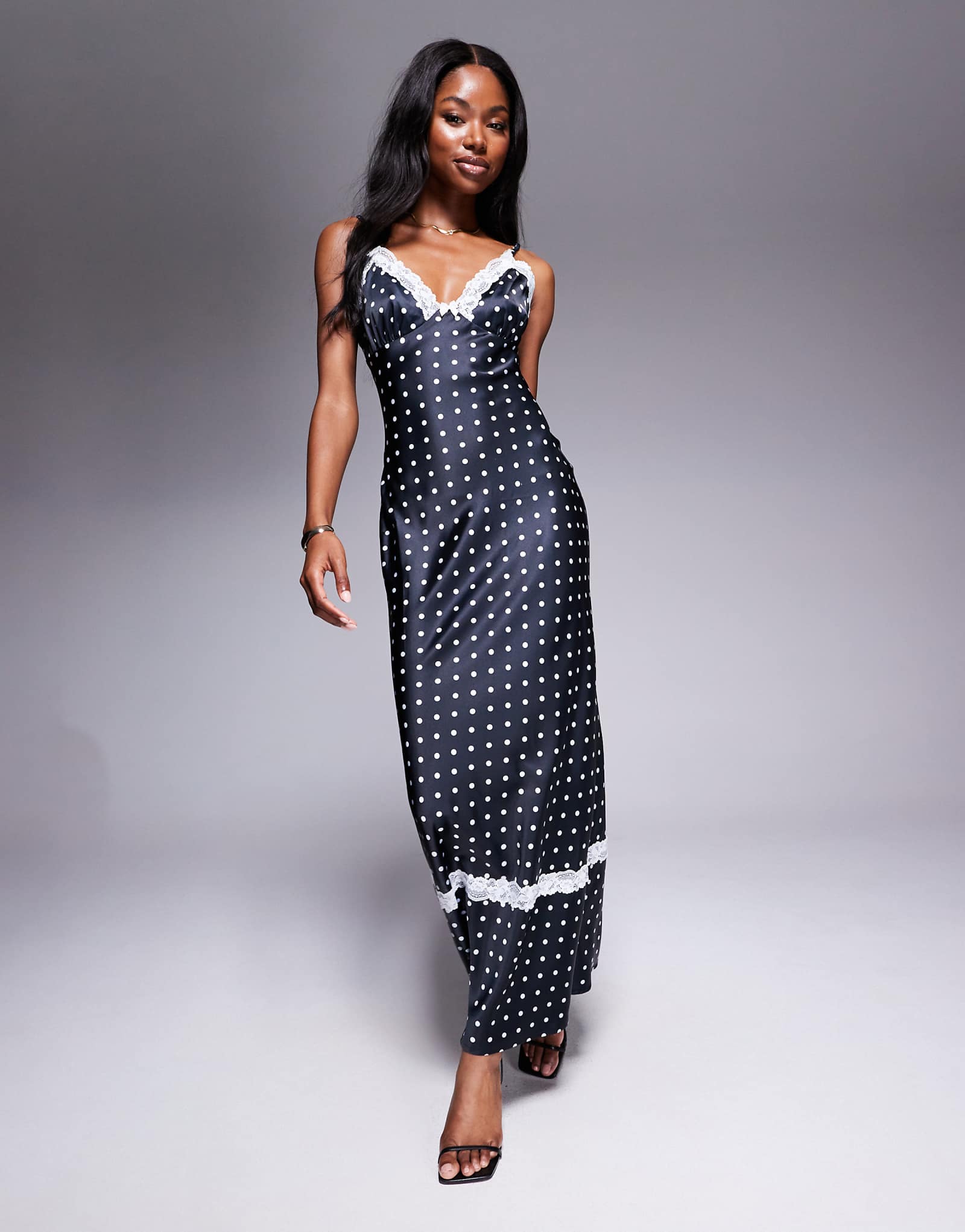 Редкое лондонское атласное платье макси с кружевной отделкой в черно-белый горошек