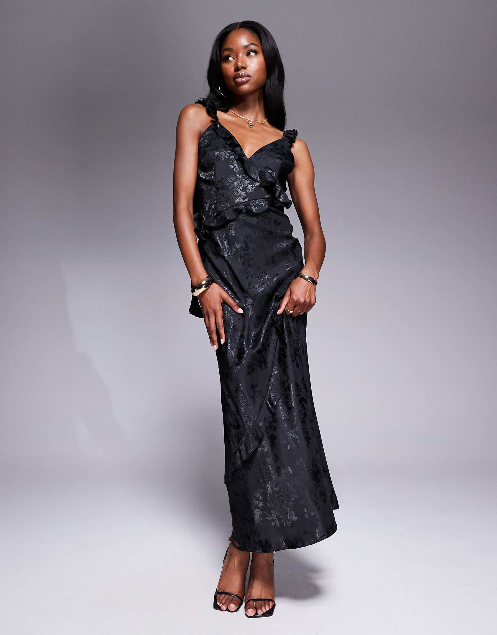 Редкое лондонское атласно-жаккардовое платье макси с оборками и драпировкой черного цвета 33690₽