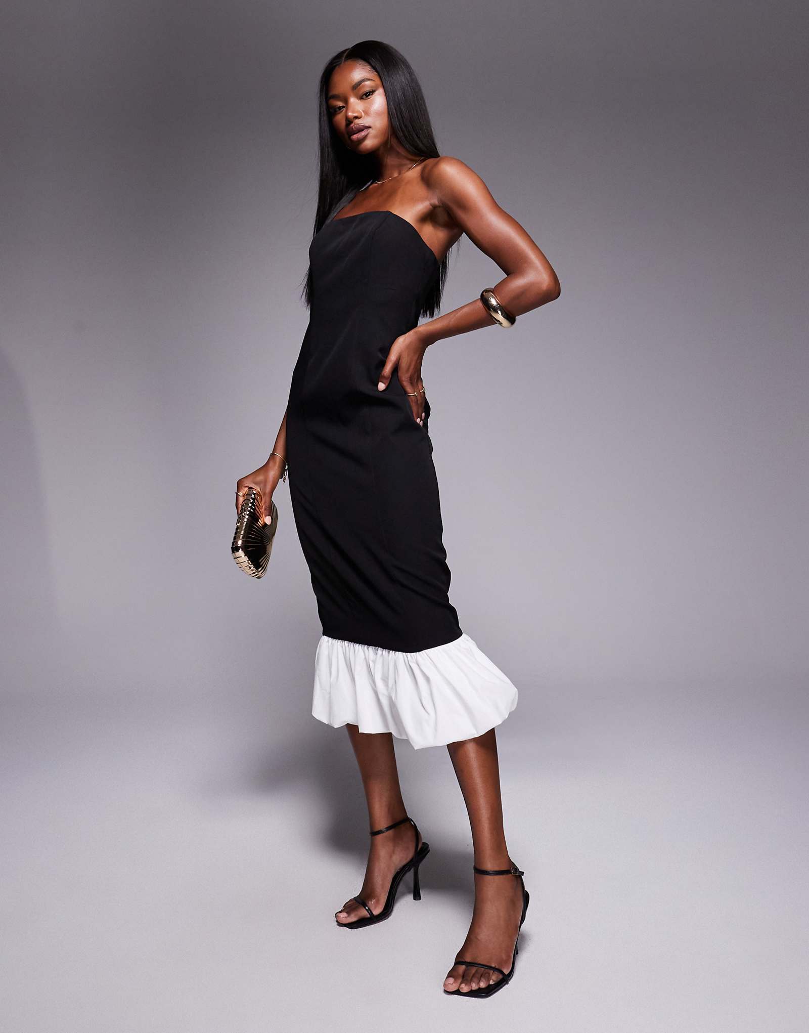 Редкое лондонское платье макси с контрастным волнистым подолом в стиле бандо черного цвета