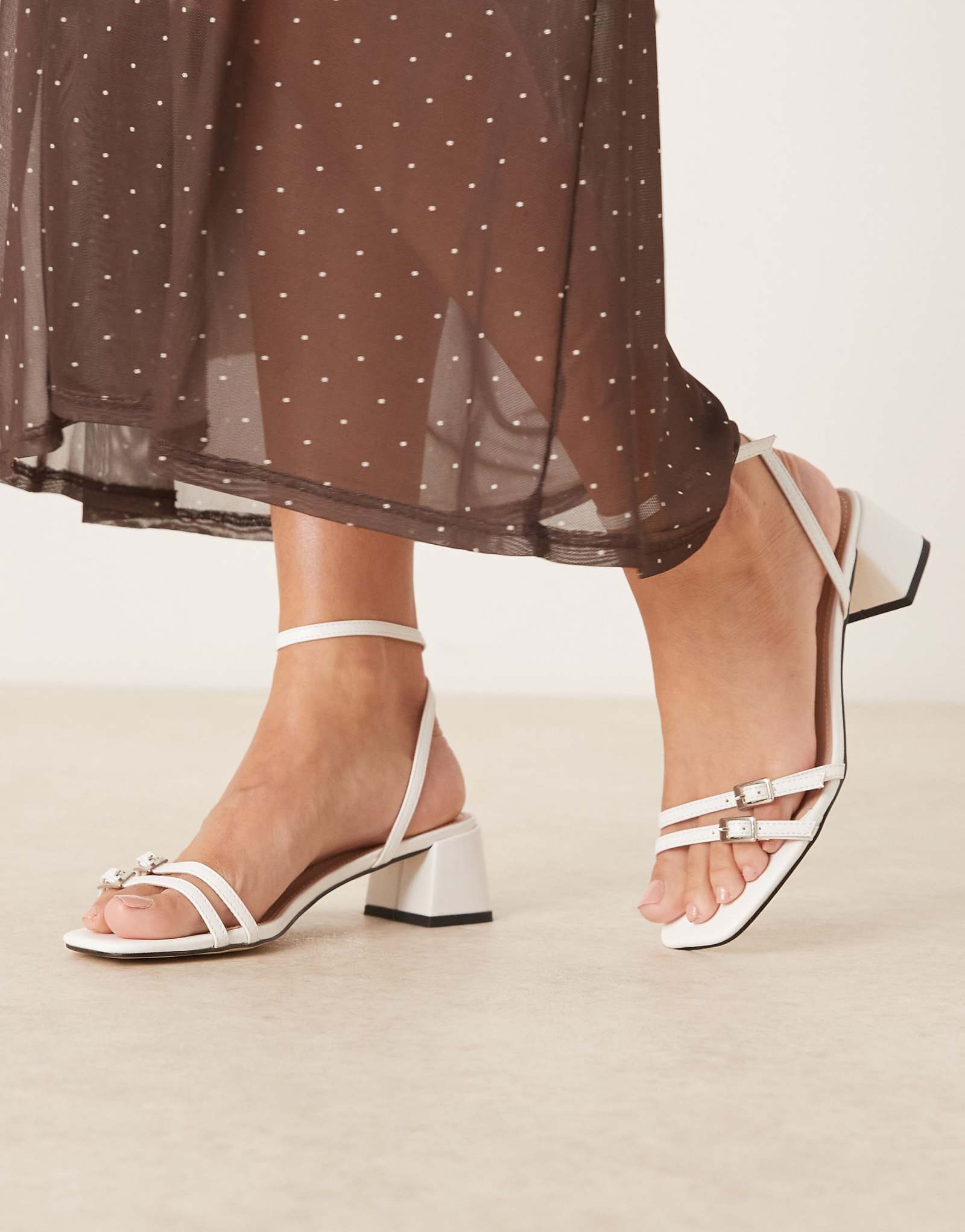 Белые босоножки RAID Zinia на низком массивном каблуке с пряжками