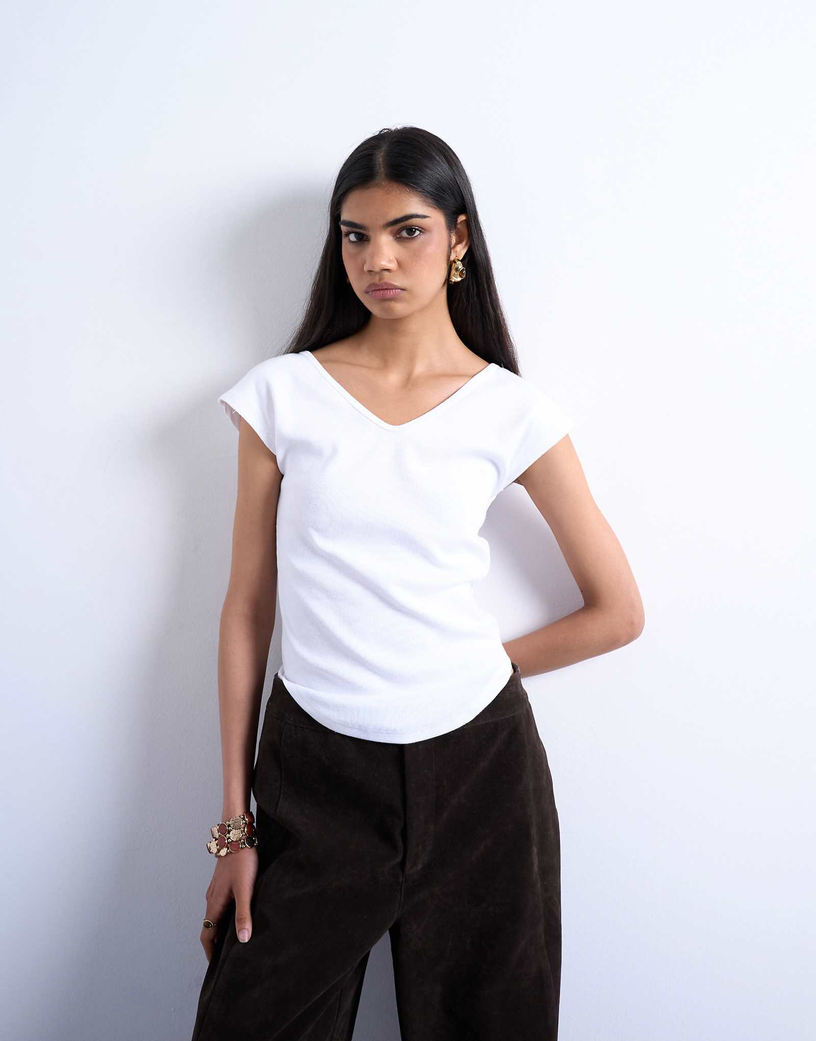 Белая футболка с V-образным вырезом и изогнутым низом в рубчик от Topshop 4690₽