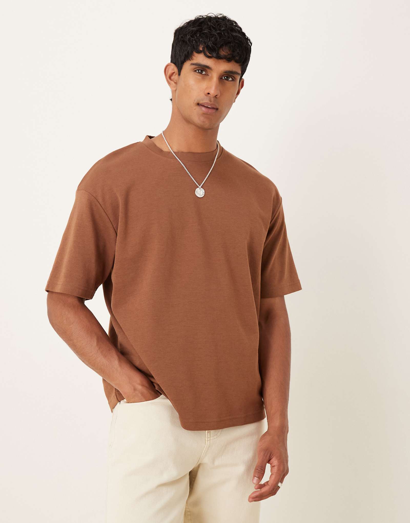 Футболка оверсайз Selected Homme Oscar светло-коричневого цвета 9190₽