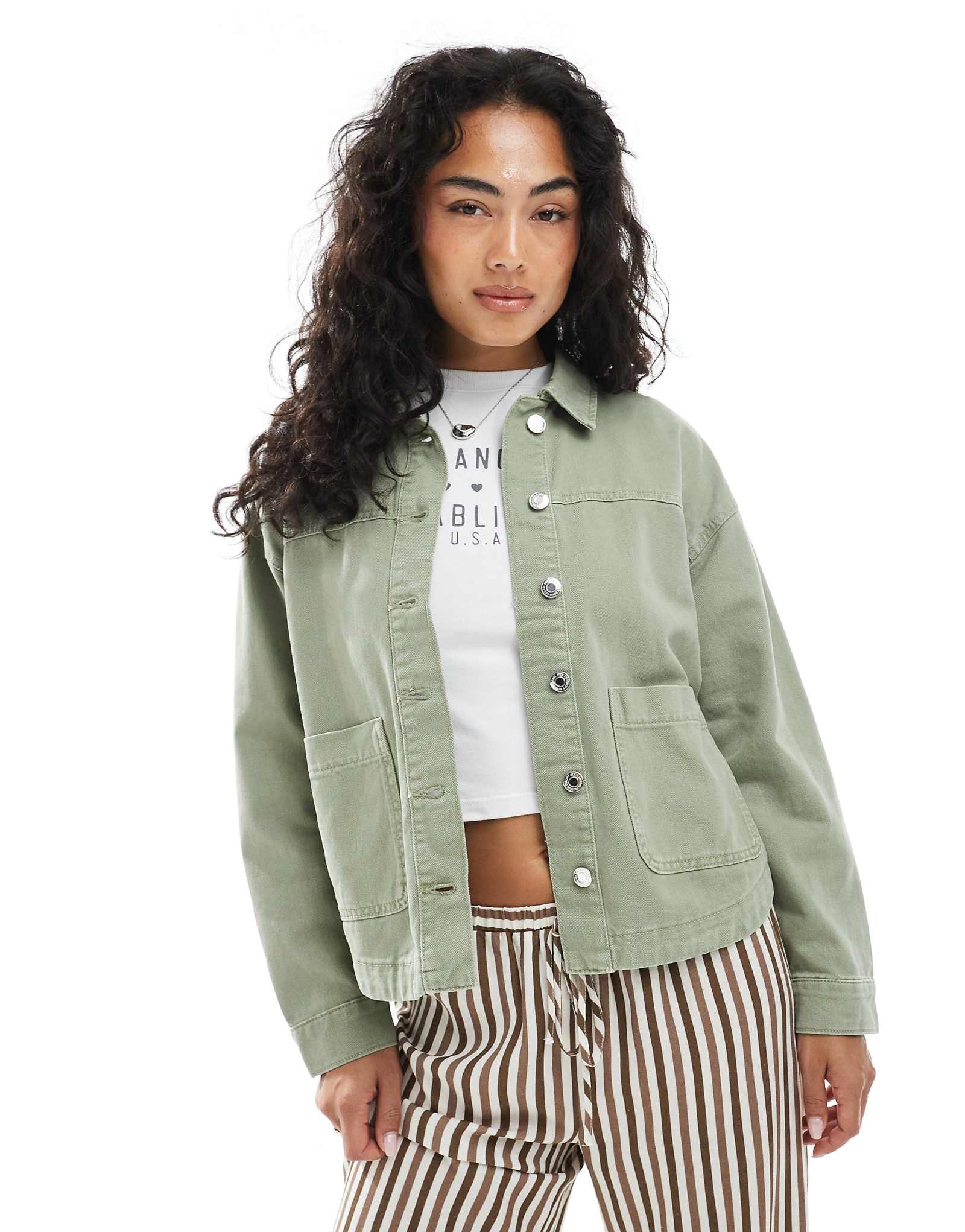 Джинсовая куртка Vero Moda с передними карманами цвета застиранного зеленого хаки 15490₽