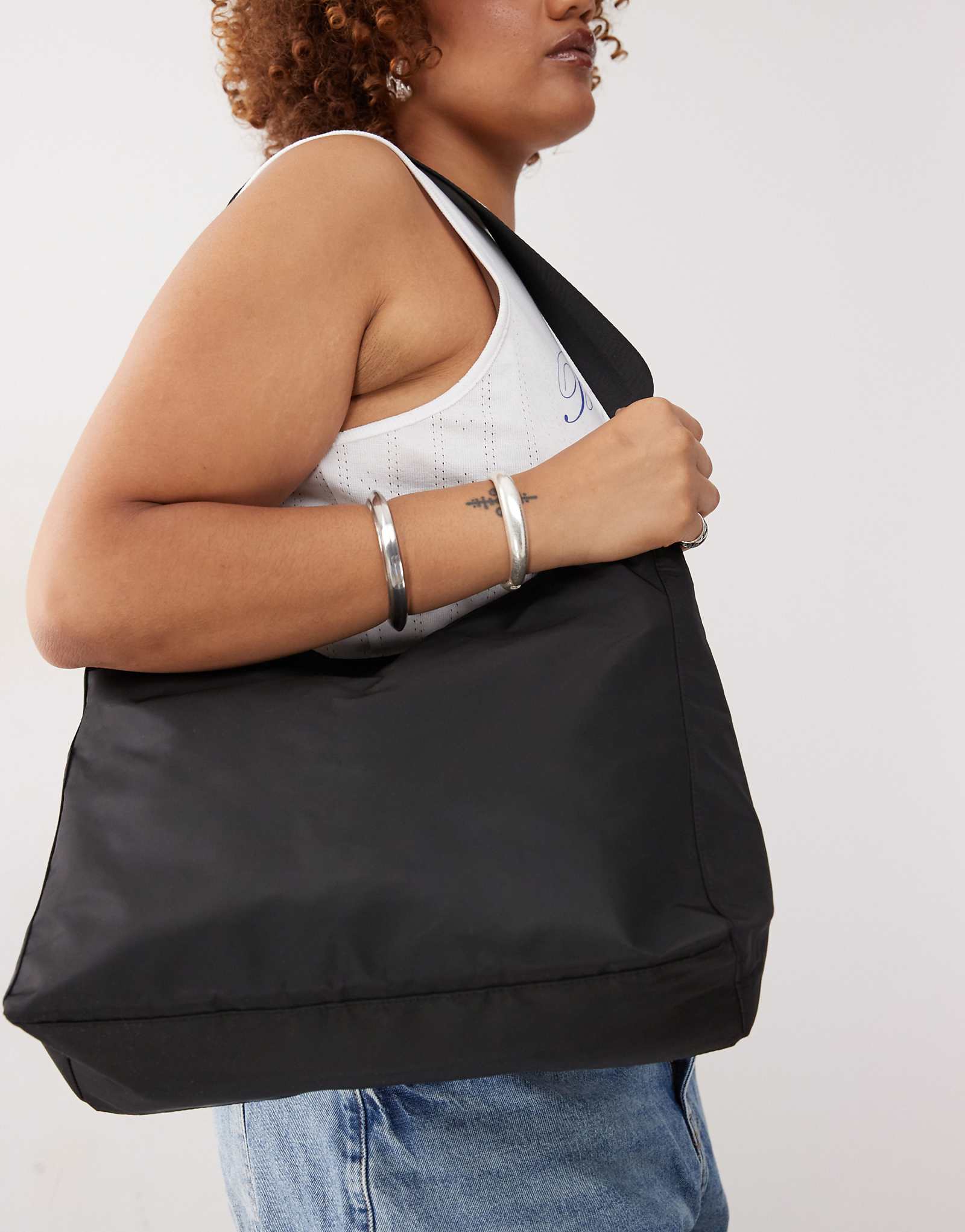 Большая сумка через плечо Weekday черного цвета