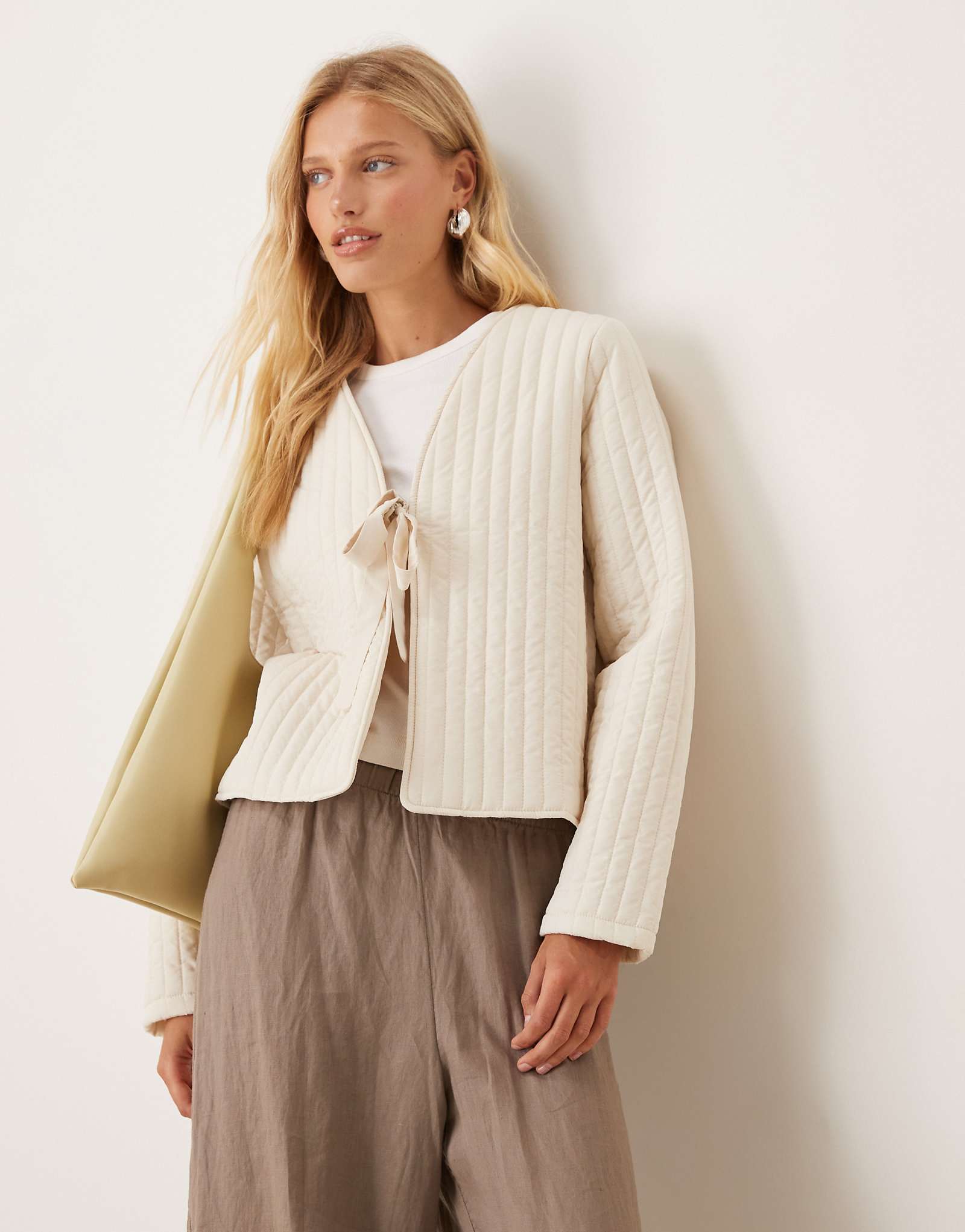 Стеганый жакет VILA tie спереди кремового цвета 14090₽