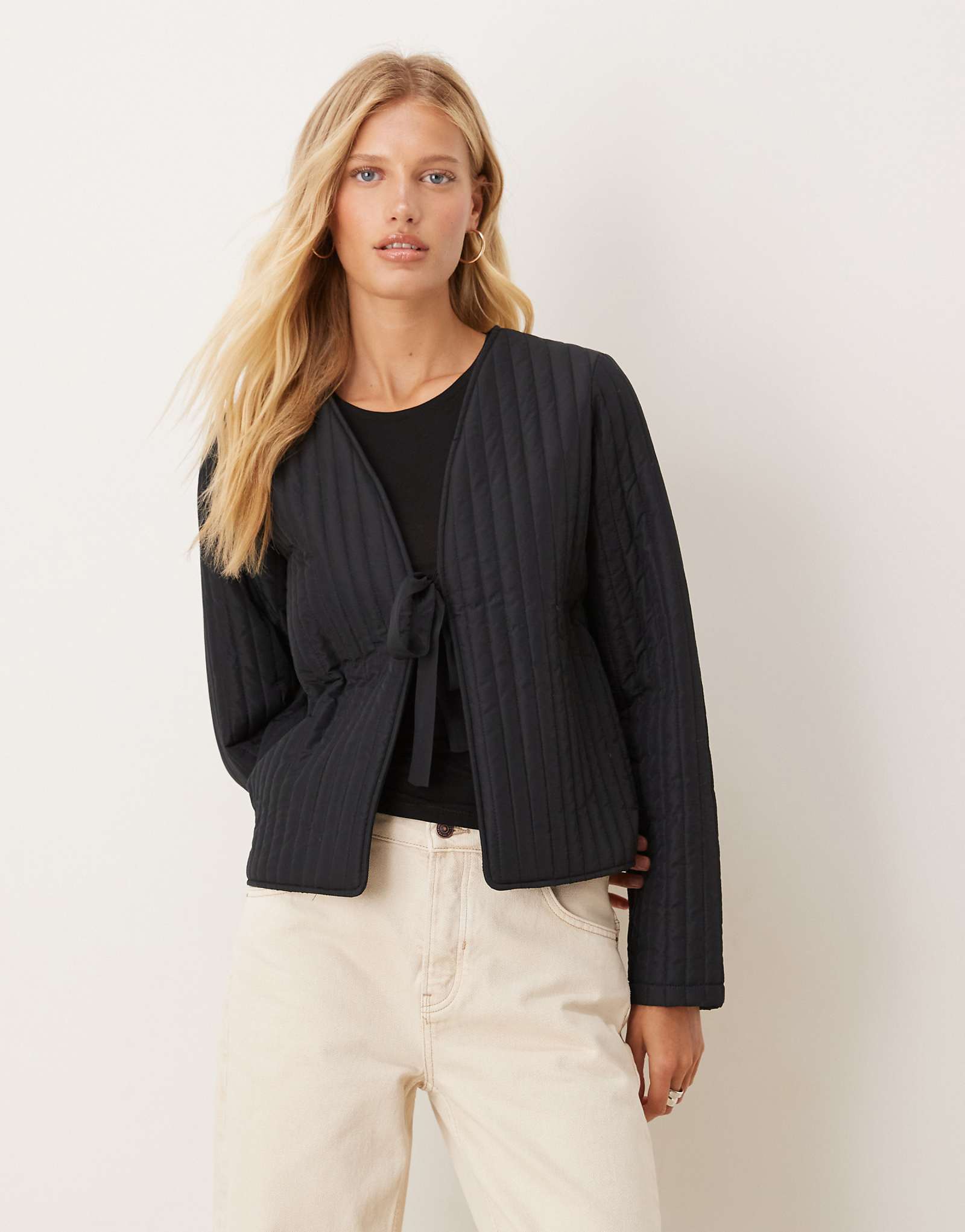 Стеганая куртка VILA tie спереди черного цвета 14090₽