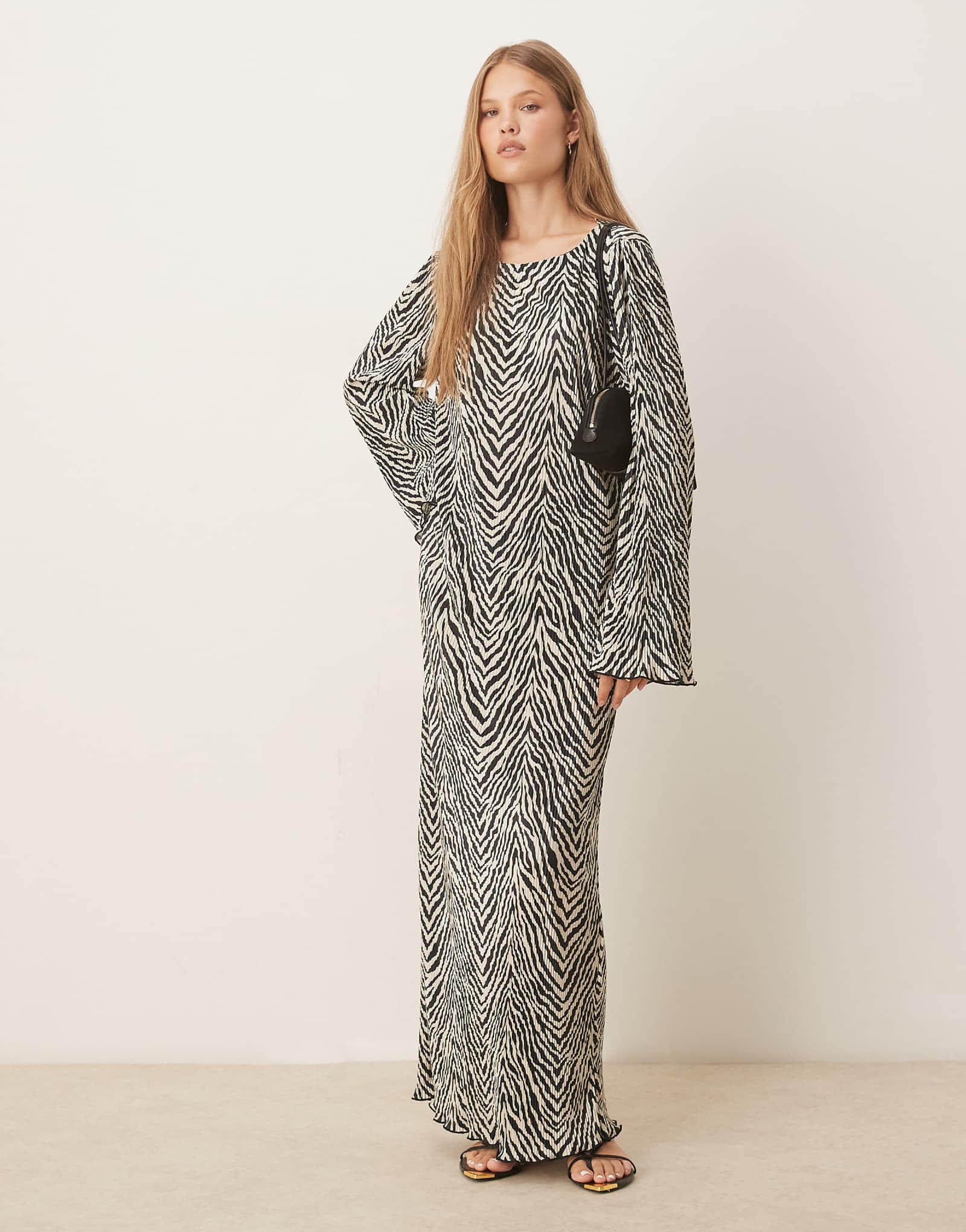 Черно-белое макси-платье с длинным рукавом и принтом зебра от Vila в черно-белом цвете 15490₽