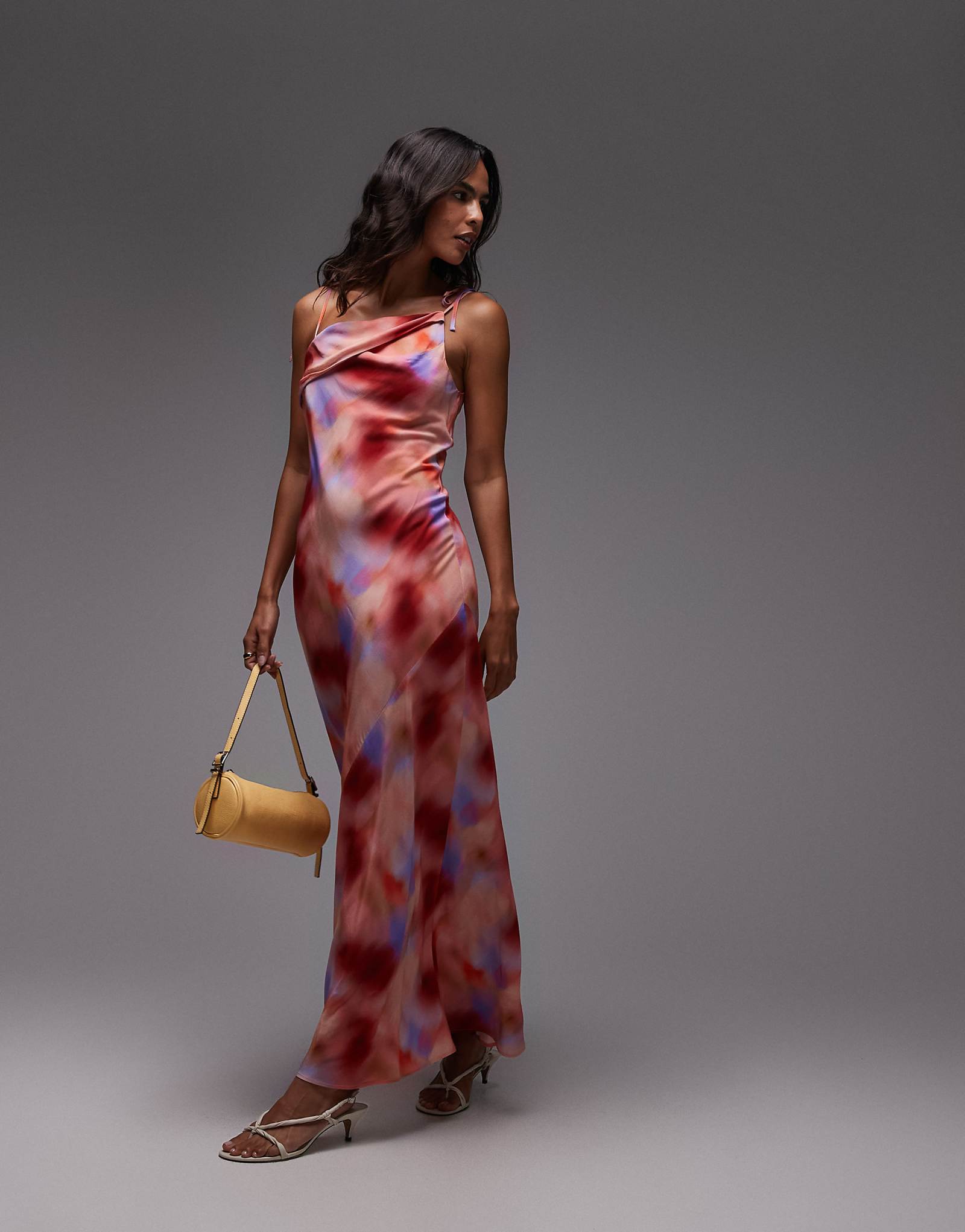 Миди-платье Topshop с открытыми плечами и абстрактным розовым принтом 20090₽