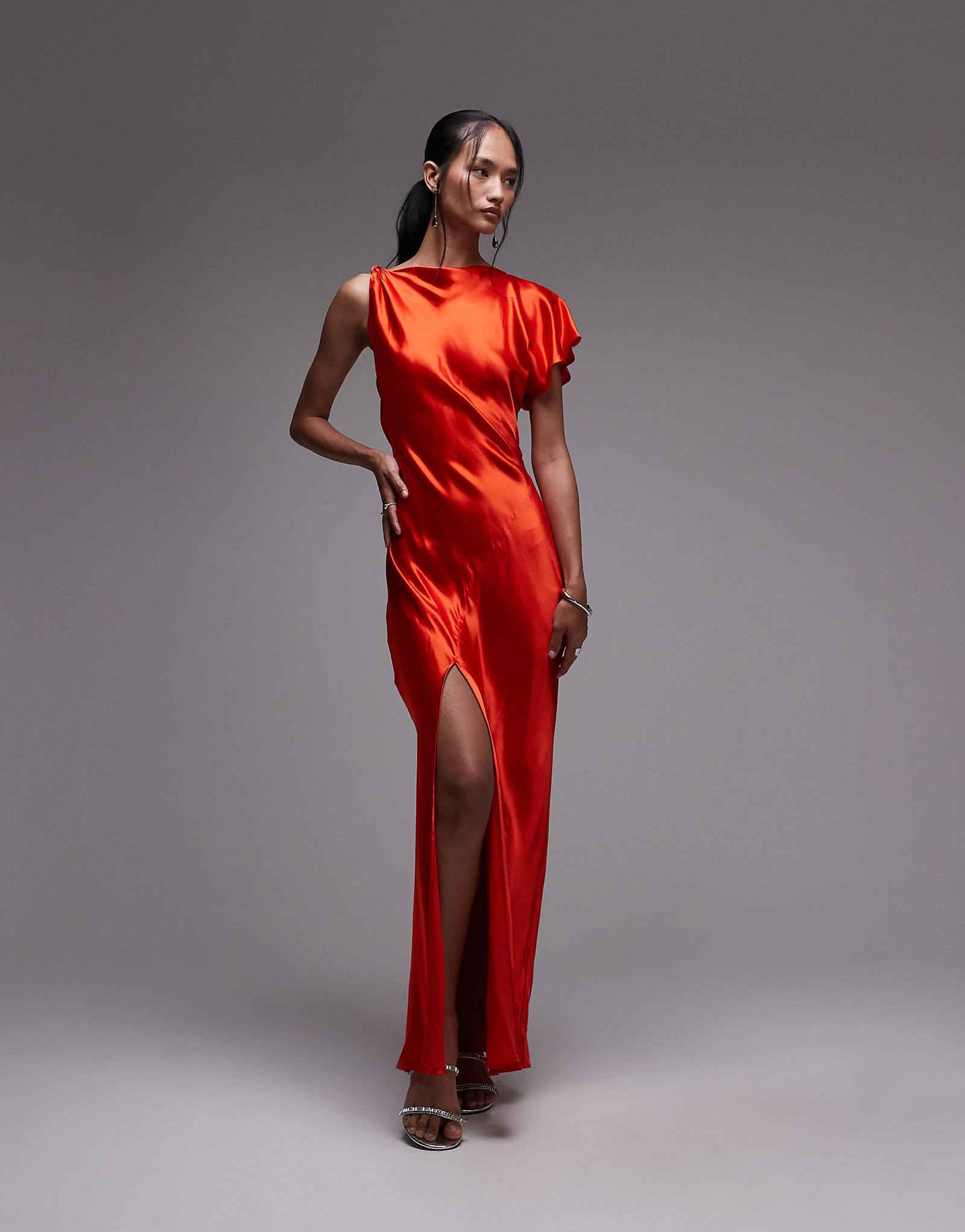 Атласное миди-платье Topshop с открытыми плечами и открытой спиной красного цвета 18190₽