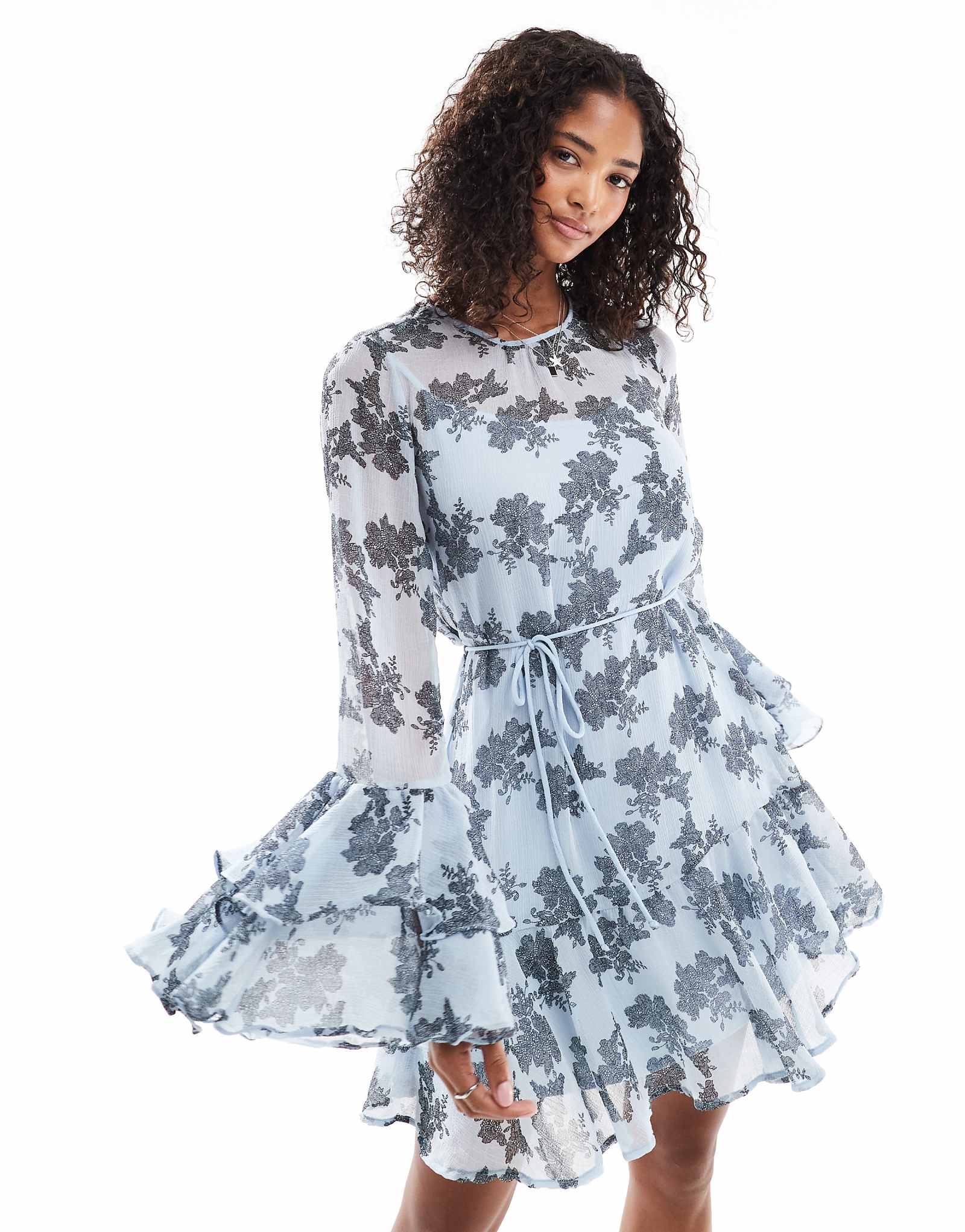 Мини-платье в стиле бохо с оборками на рукавах из шифона Vero Moda синего цвета с цветочным принтом 6590₽