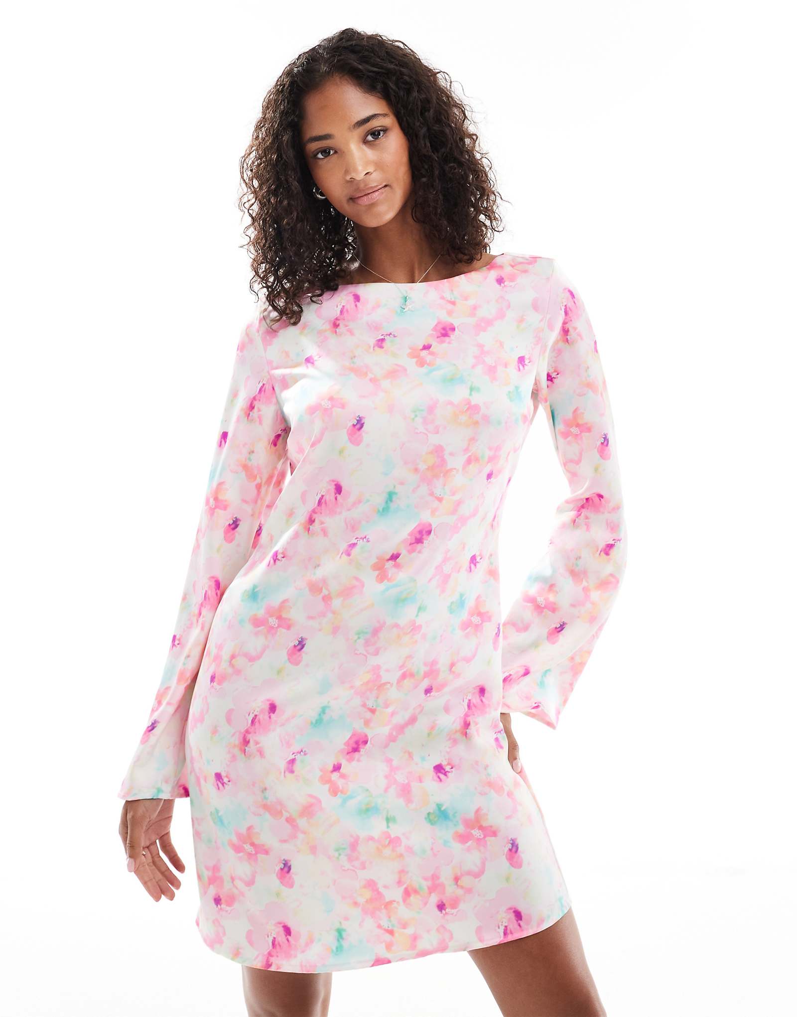 Атласное мини-платье Vero Moda с расклешенными рукавами и принтом в виде цветущей вишни 8890₽