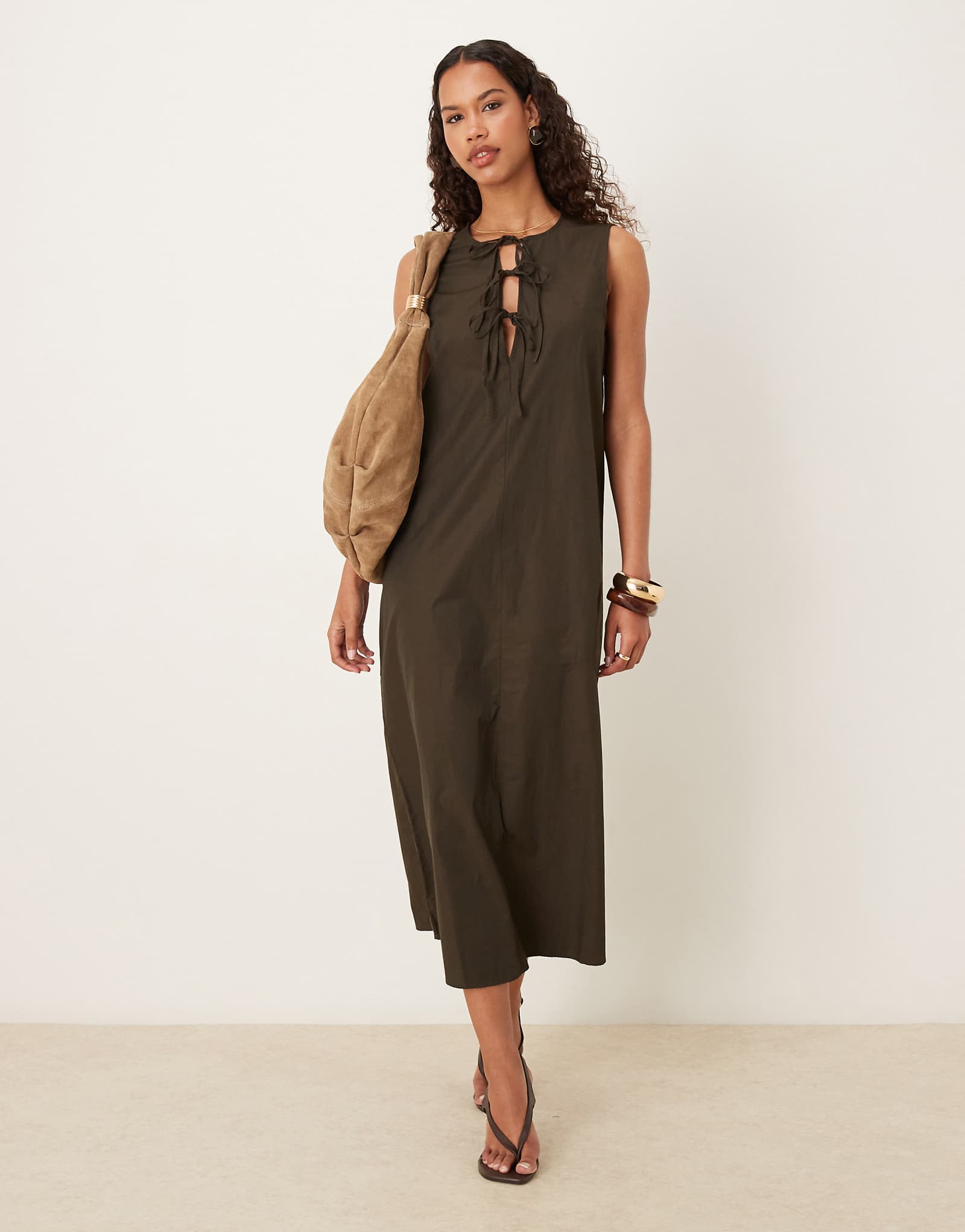 Платье миди из ткани с завязками спереди шоколадно-коричневого цвета 14090₽