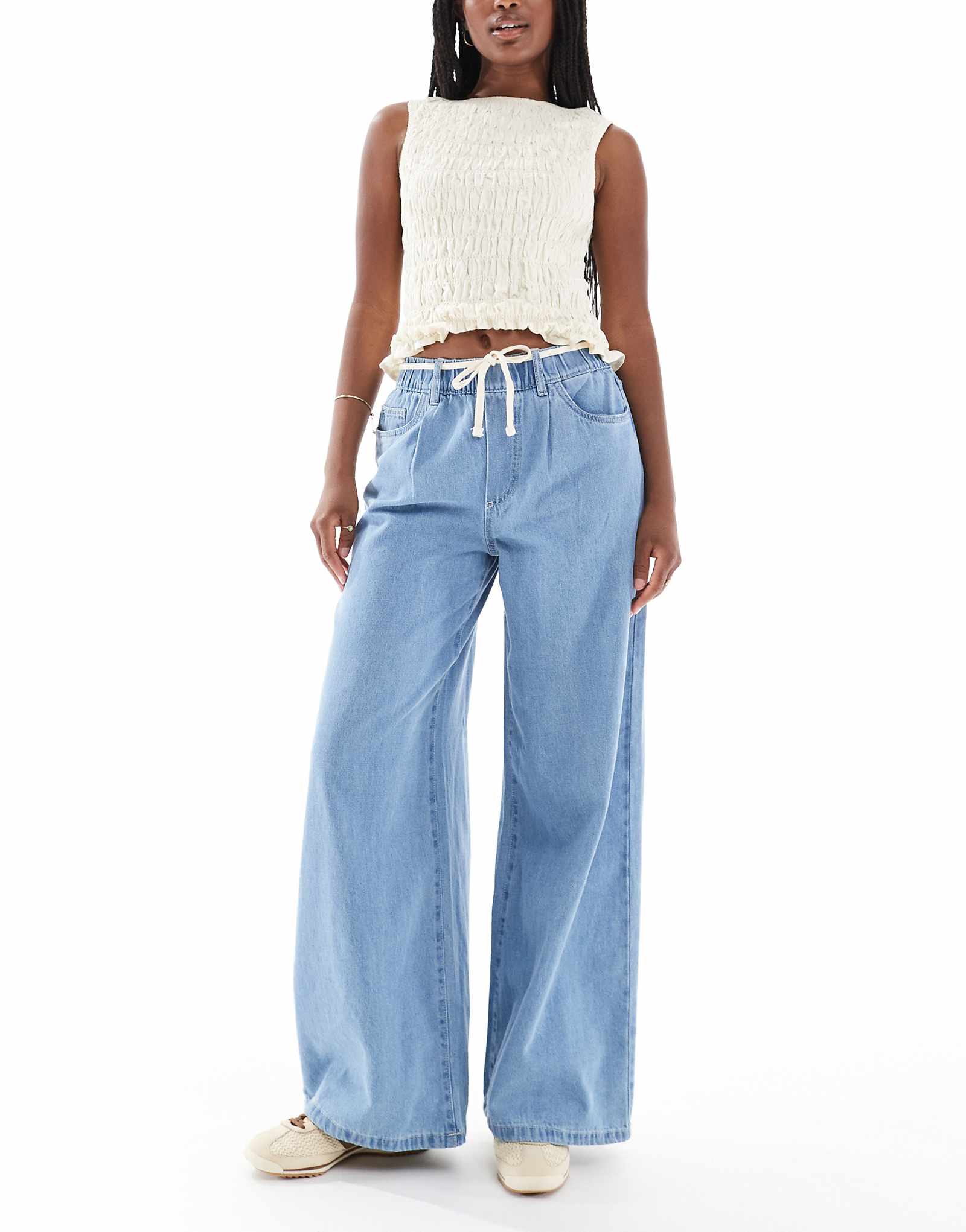 Широкие джинсы для папы от Vero Moda Valeria с завязками на талии светло-голубого цвета 13290₽