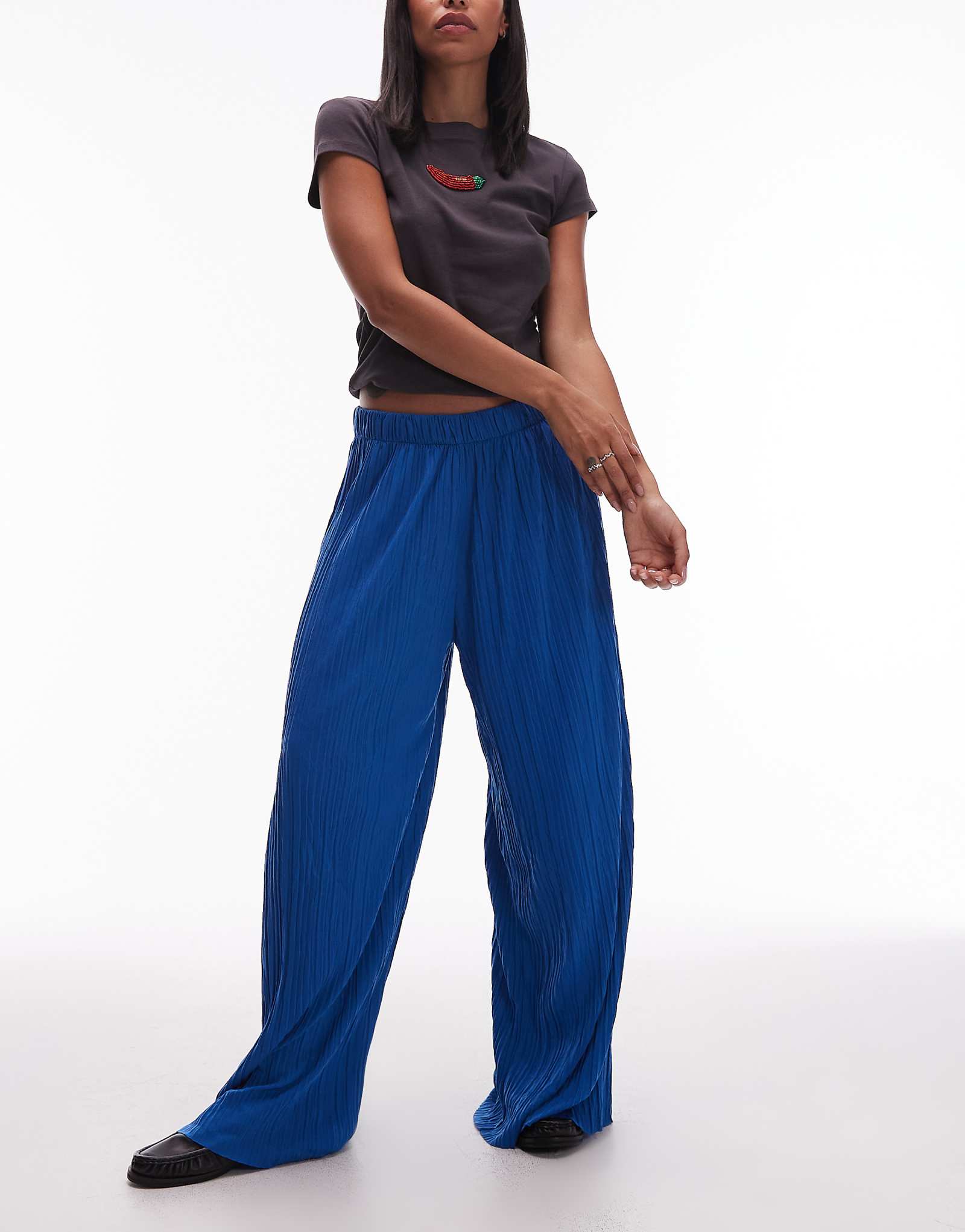 Широкие брюки Topshop crinkle кобальтово-синего цвета 3890₽