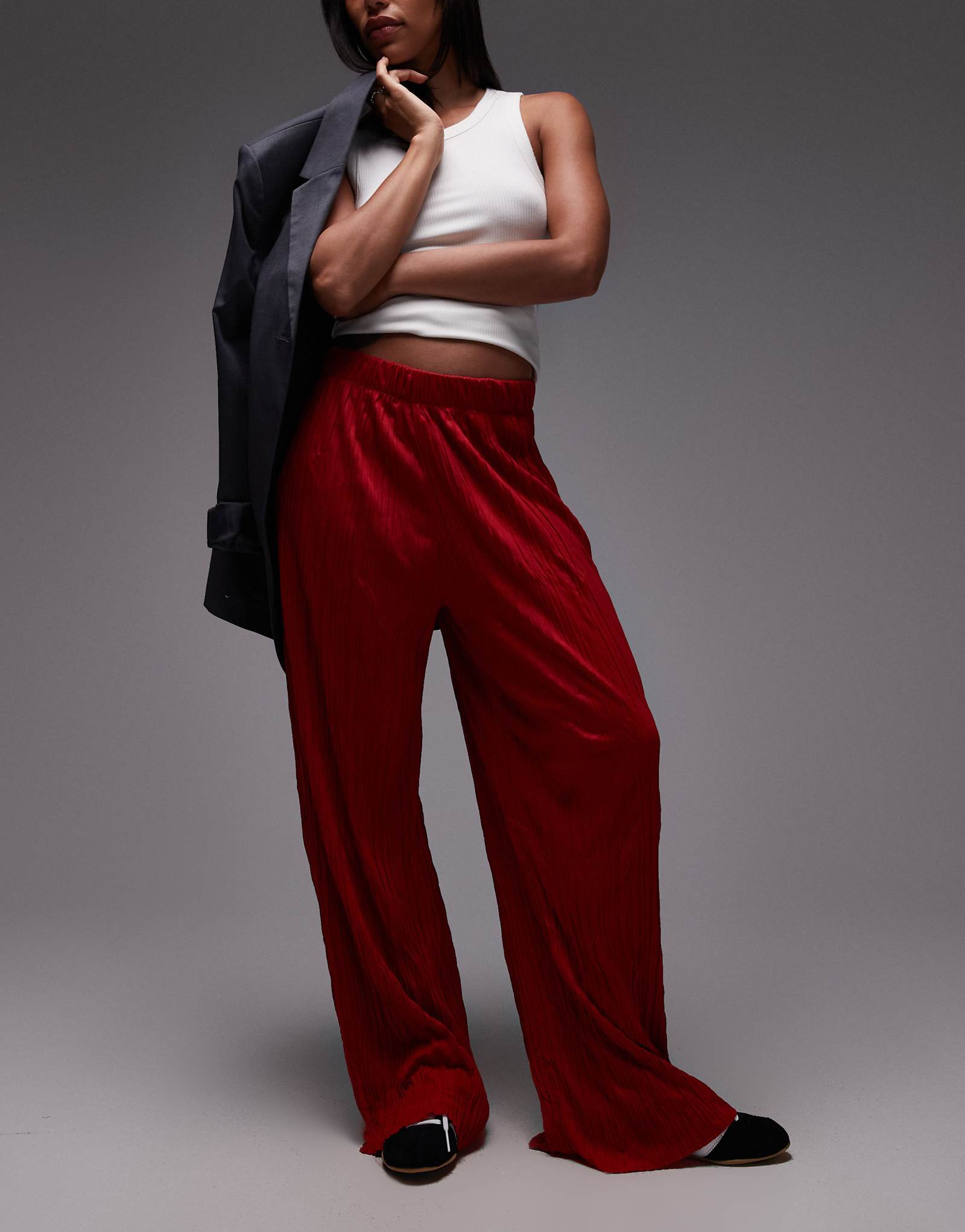 Широкие брюки в складку от Topshop красного цвета 4590₽