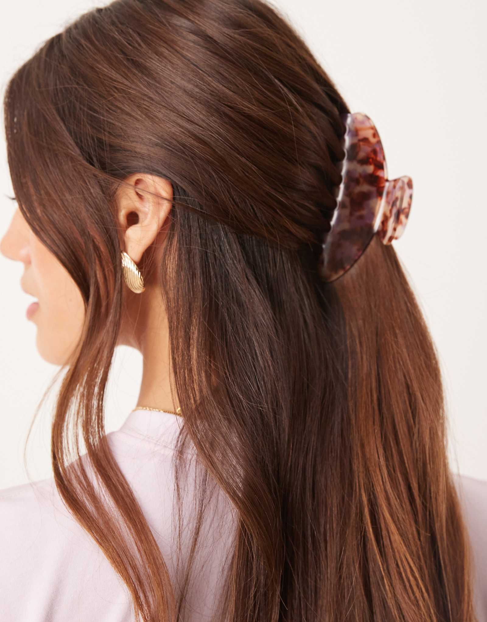 У Суи Авы Иды большой коготь для волос в розовой гамме