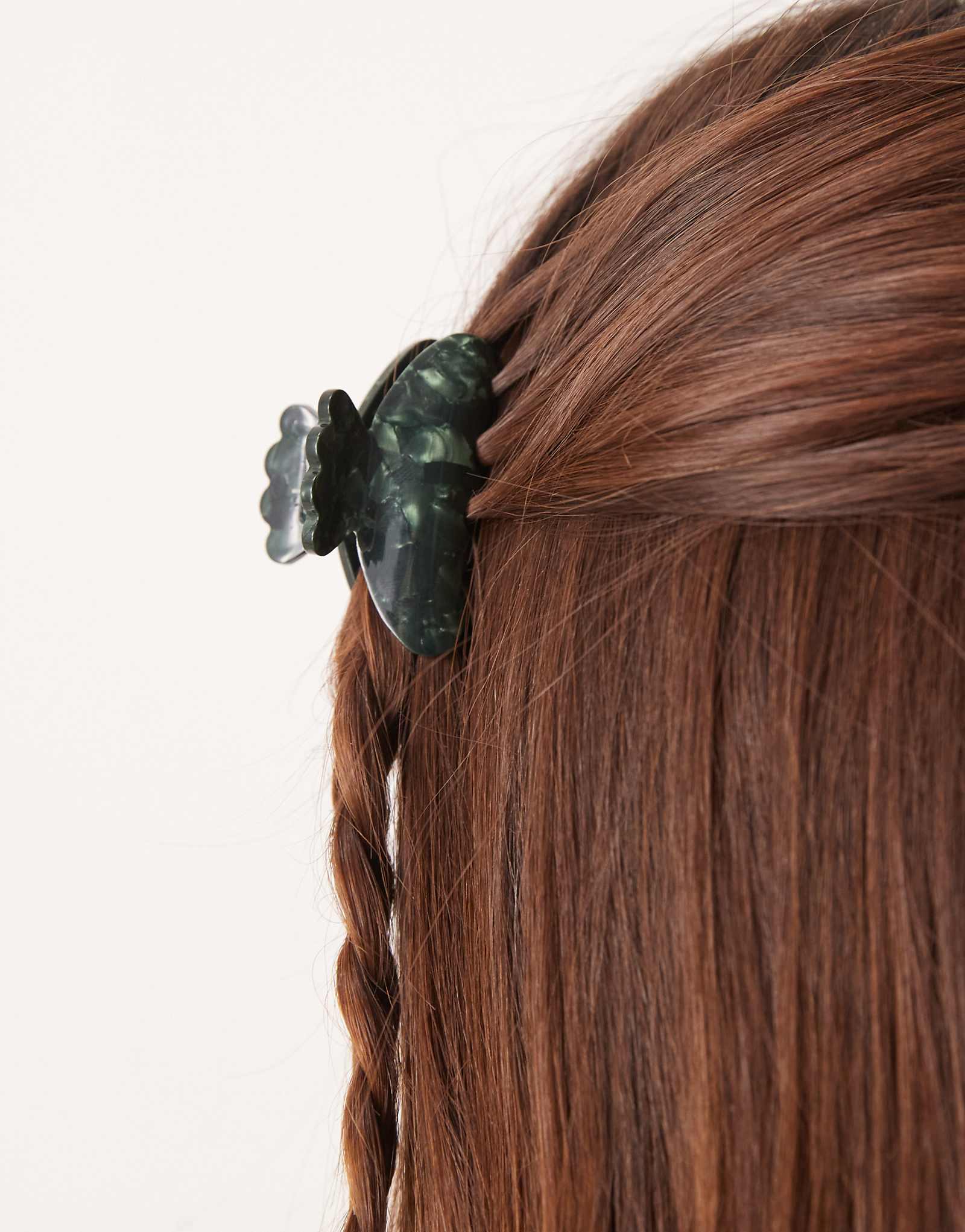 Мини-прическа Суи Авы Хелле в темно-зеленом цвете