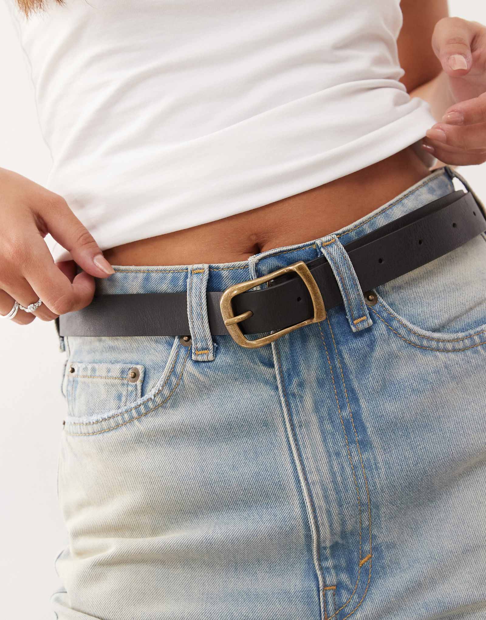 Тонкий ремень из искусственной кожи Weekday черного цвета 7090₽