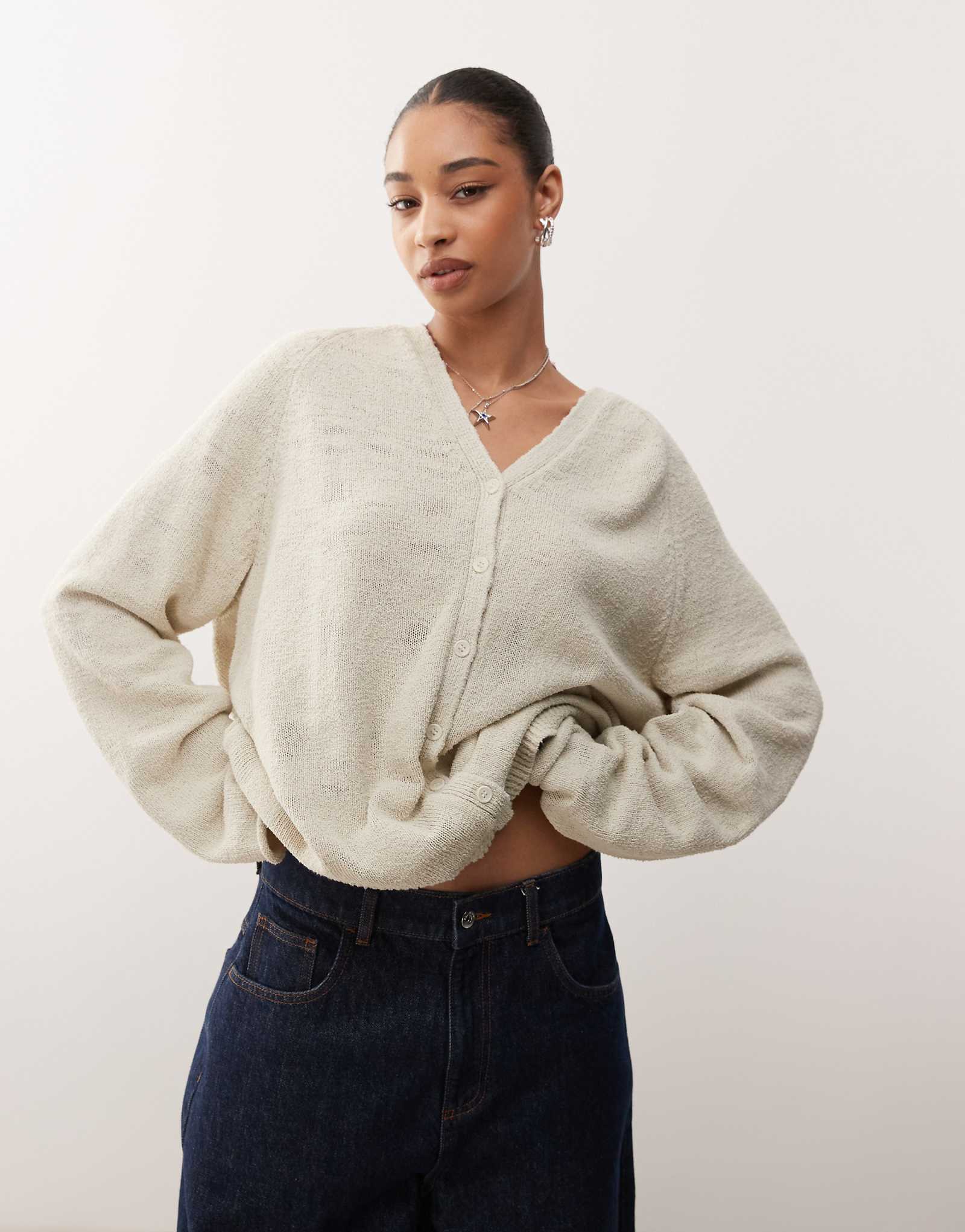 Кардиган Weekday цвета экрю 17390₽