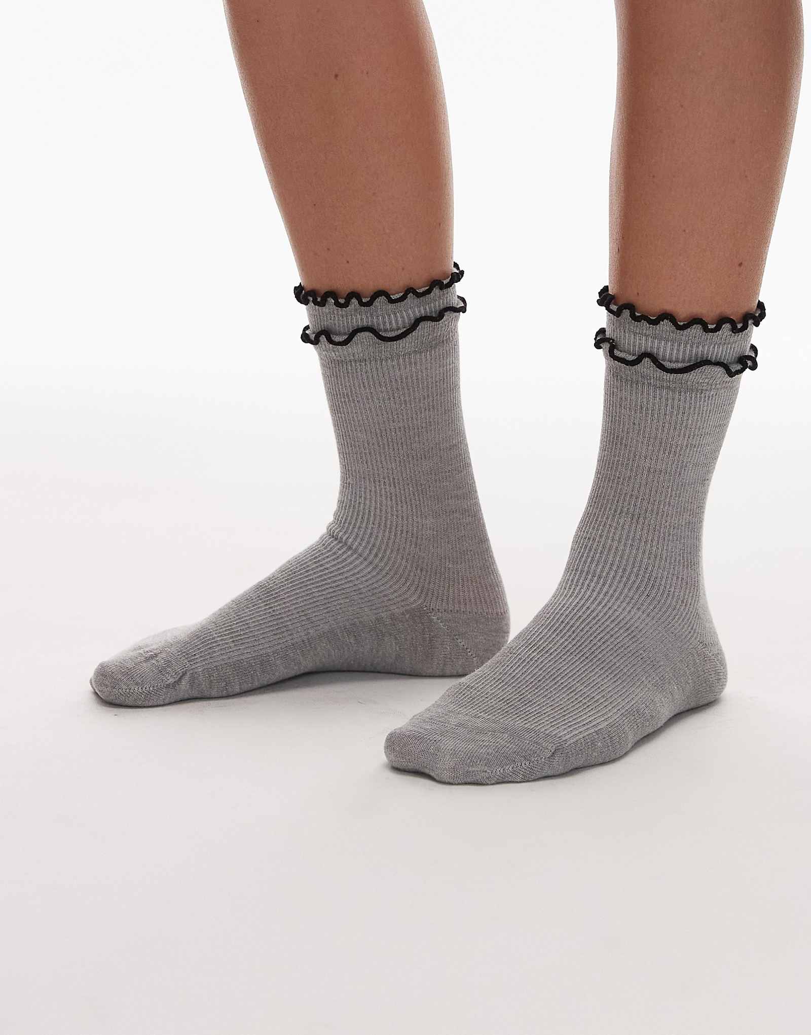 Носки Topshop Daphne с двойными оборками из серого вереска с черной отделкой 2090₽