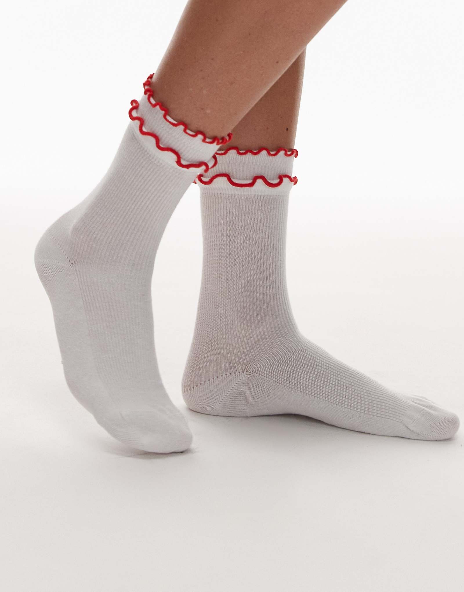 Носки с двойными оборками Topshop Daphne белого цвета с красной отделкой 1990₽