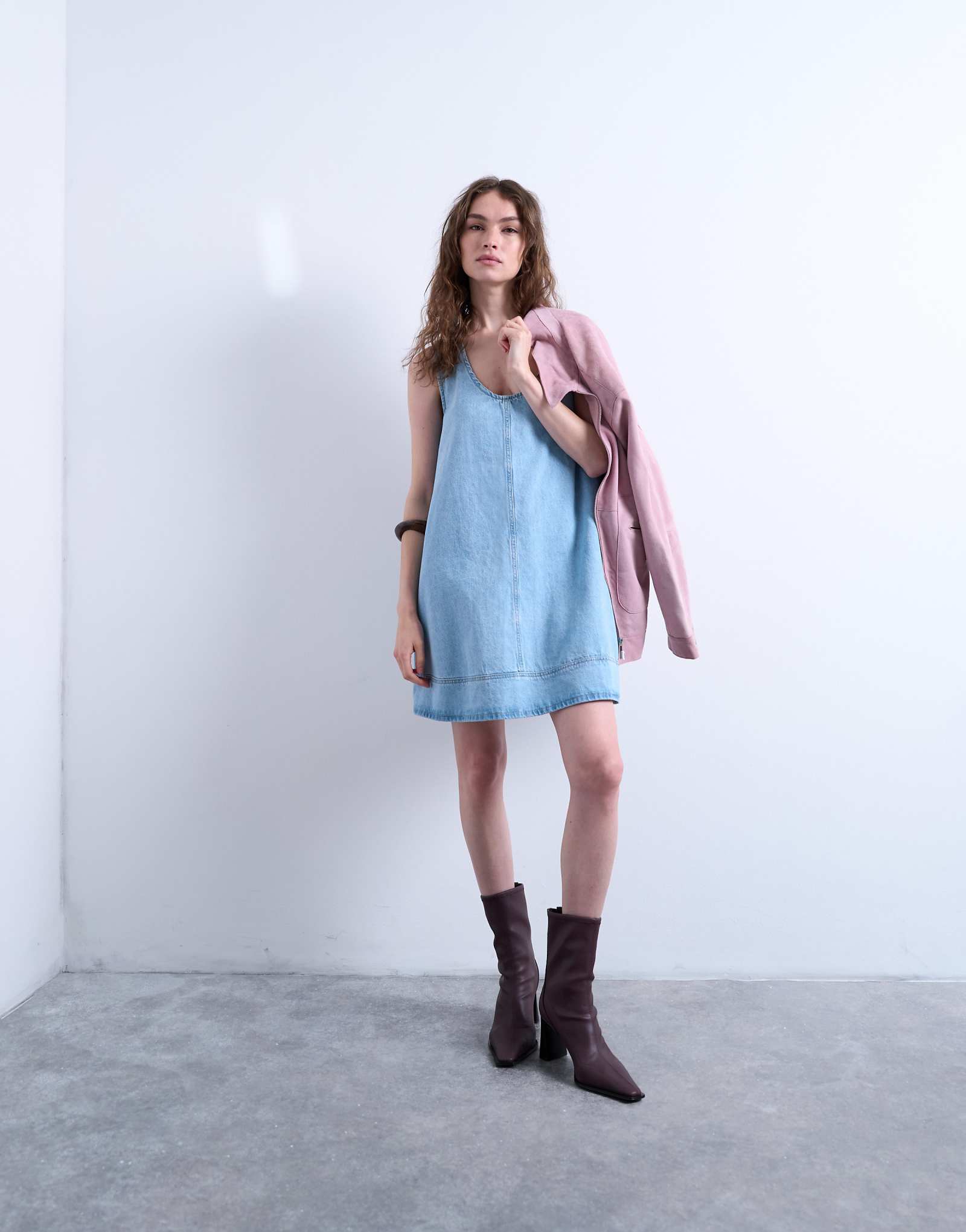 Джинсовое платье-клеш от Topshop с эффектом стирки 16290₽