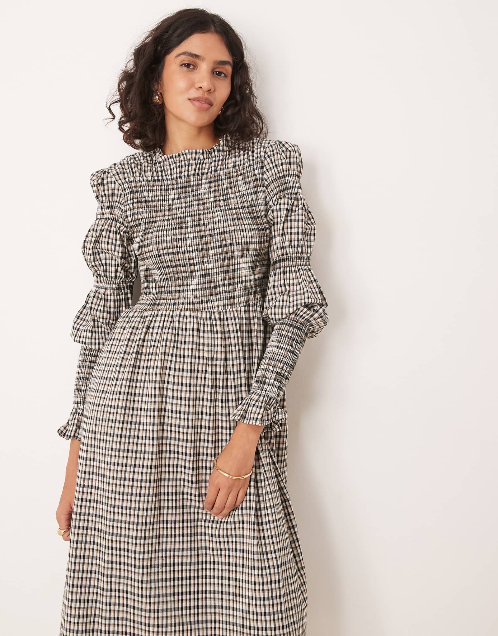 Миди-платье YAS с длинным рукавом и гофрировкой в бежевую клетку 24890₽