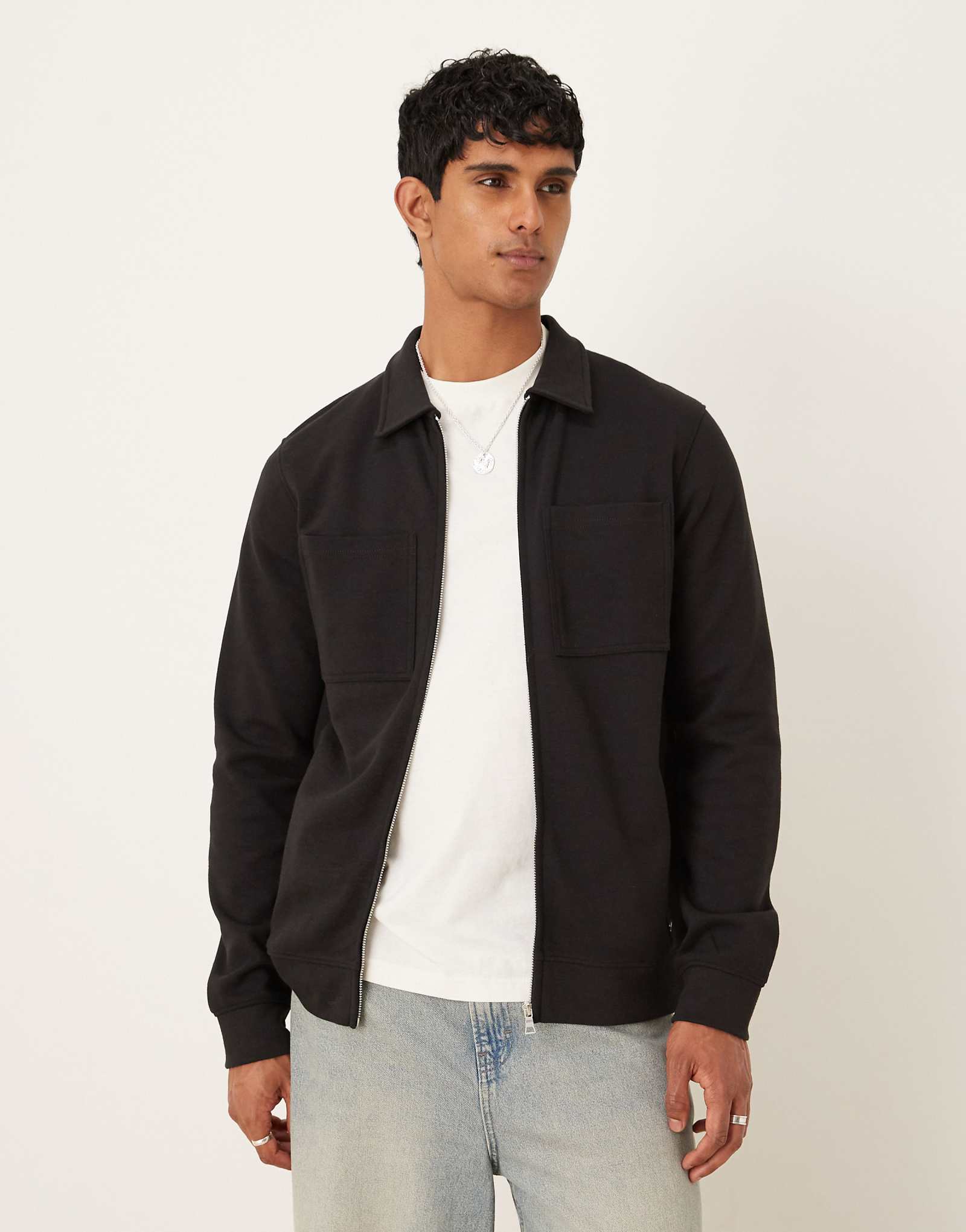 Поношенная верхняя рубашка из хлопчатобумажной смеси с длинным рукавом черного цвета 8590₽