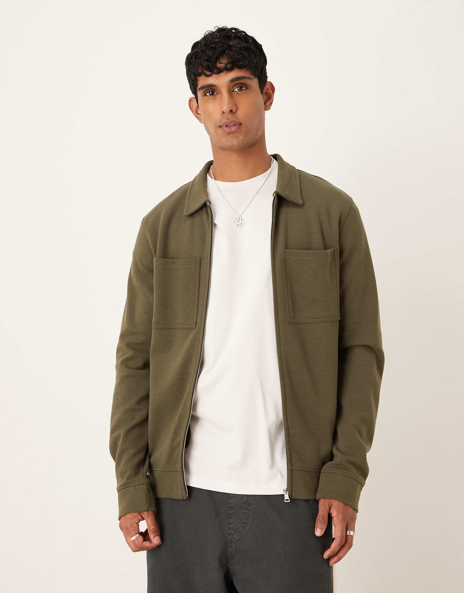 Поношенная верхняя рубашка из хлопчатобумажной смеси с длинным рукавом цвета хаки 8590₽