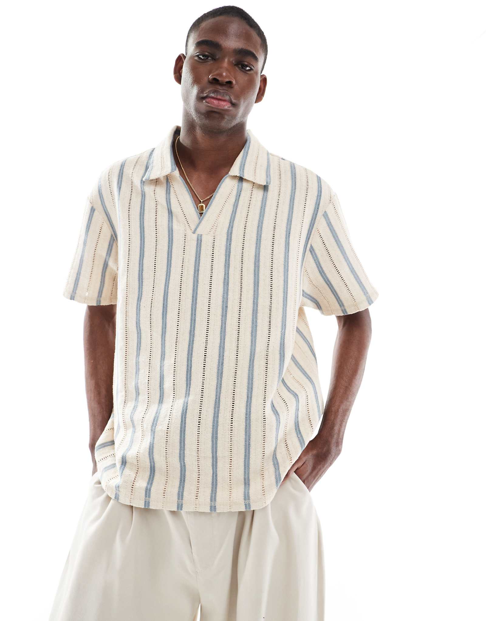 Пляжная рубашка-поло в полоску кремового и синего цветов, связанная крючком от Aray