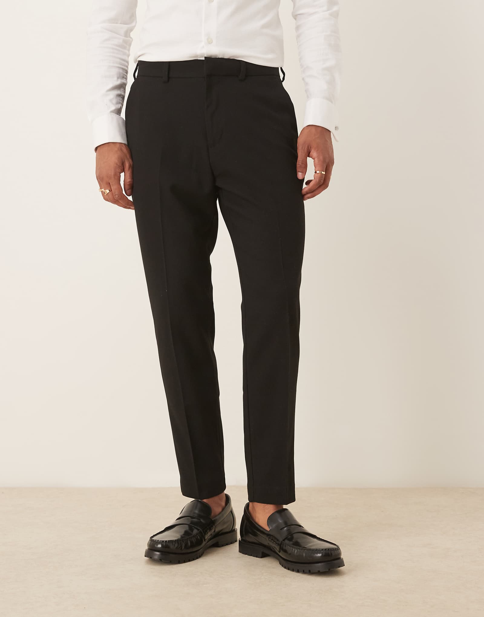 Зауженные костюмные брюки ASOS DESIGN из черной саржи 10190₽