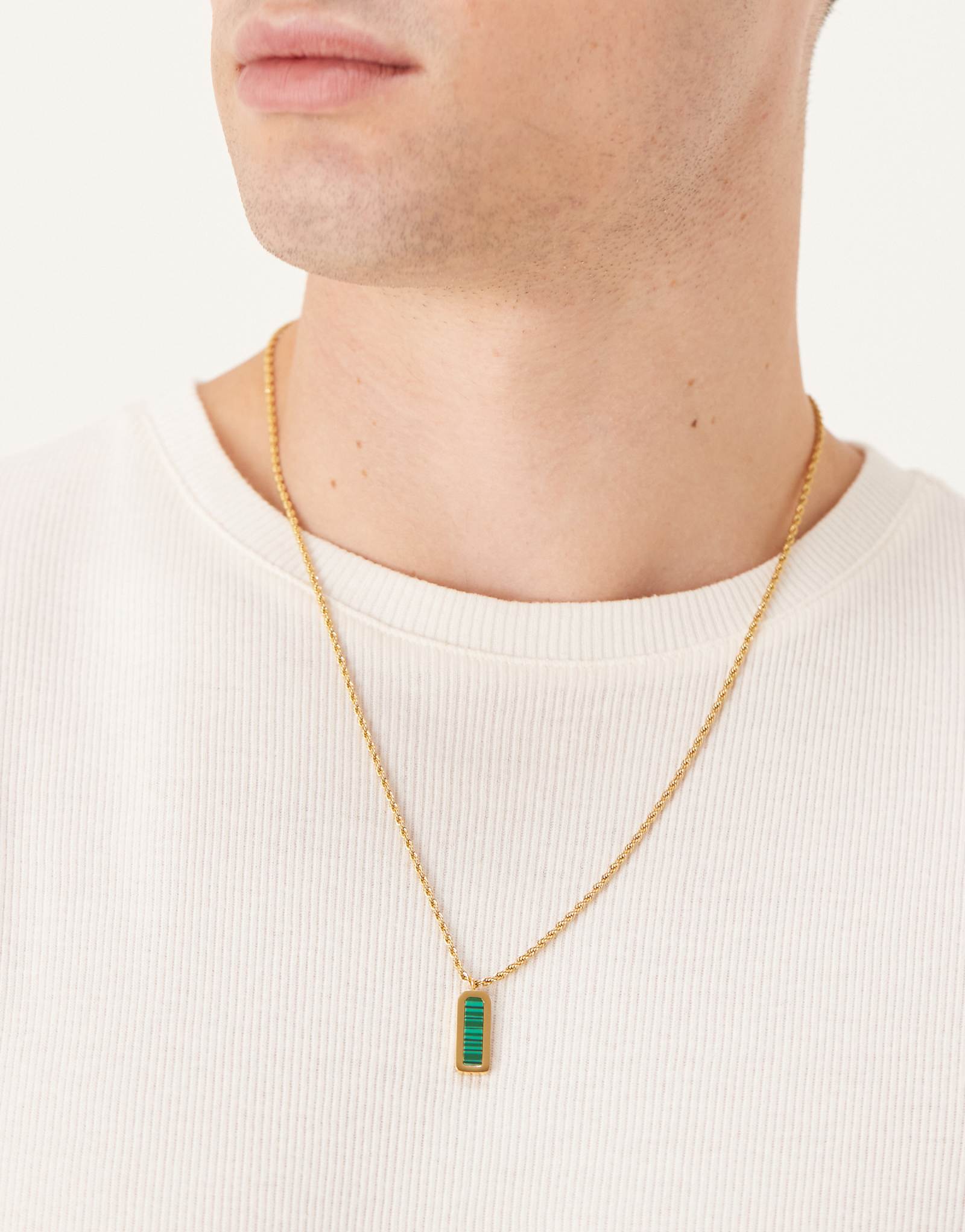 ДИЗАЙНЕРСКОЕ водонепроницаемое прямоугольное ожерелье из нержавеющей стали ASOS DESIGN с зеленым камнем золотого оттенка 3890₽