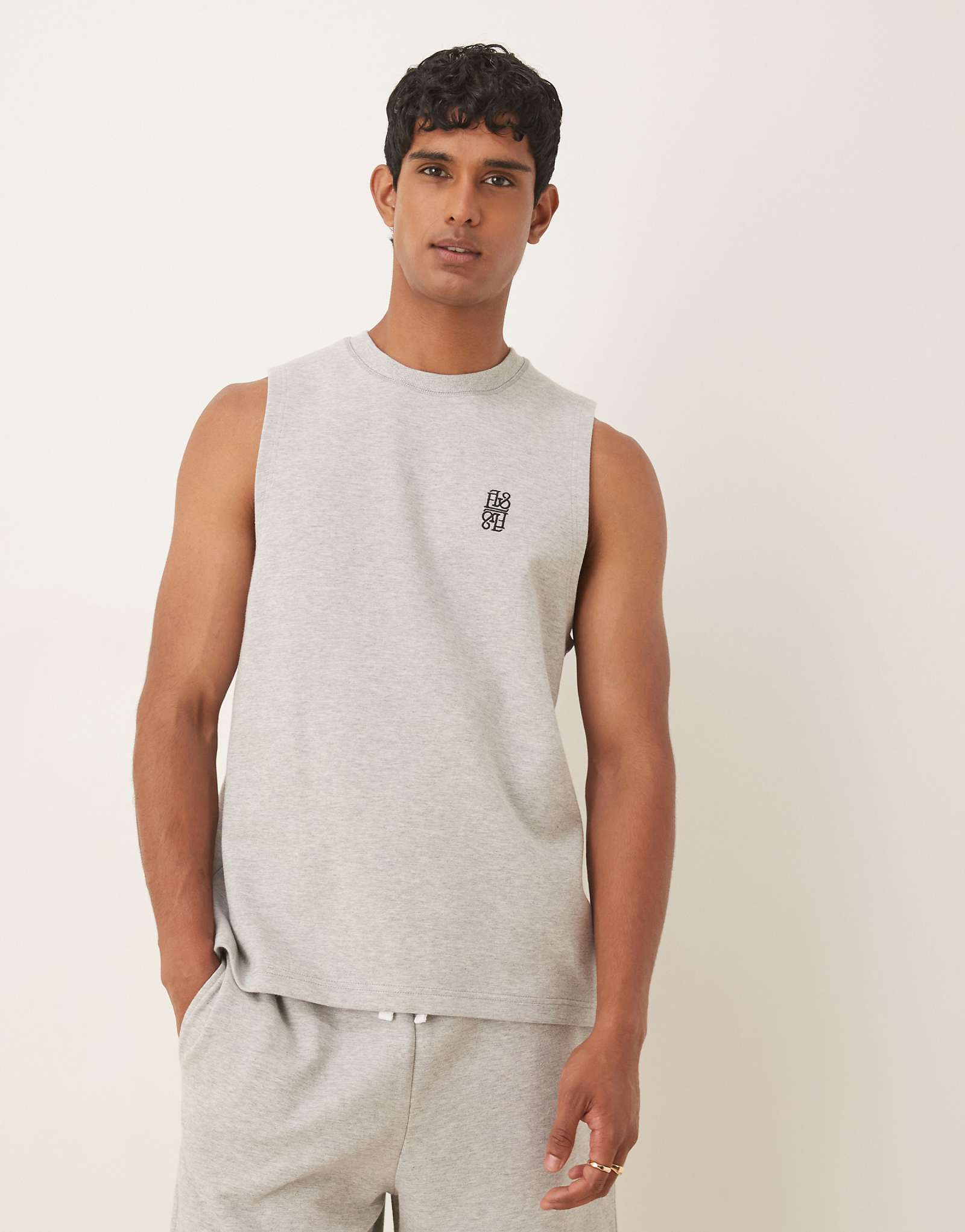 Свободный топ ASOS DESIGN из плотной ткани с вышивкой серый 4690₽