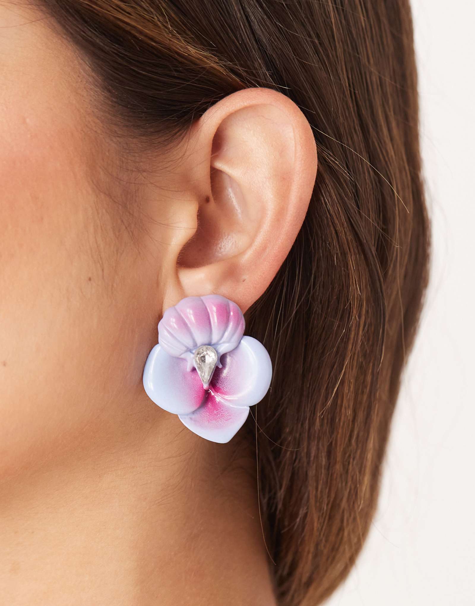 Серьги-гвоздики ASOS DESIGN с цветочным узором и искусственным кристаллом 2690₽