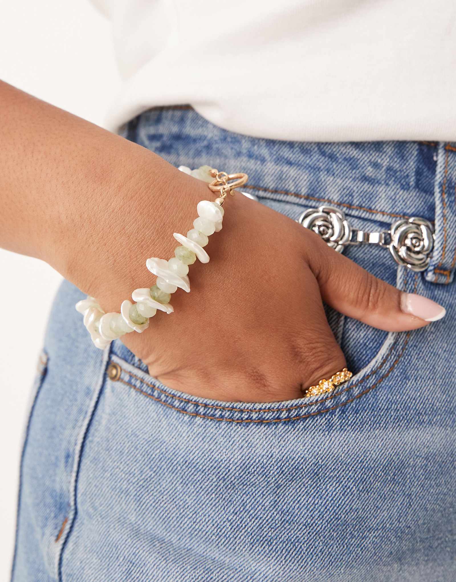 Браслет ASOS DESIGN Curve T-образной формы с искусственными сколами золотого оттенка