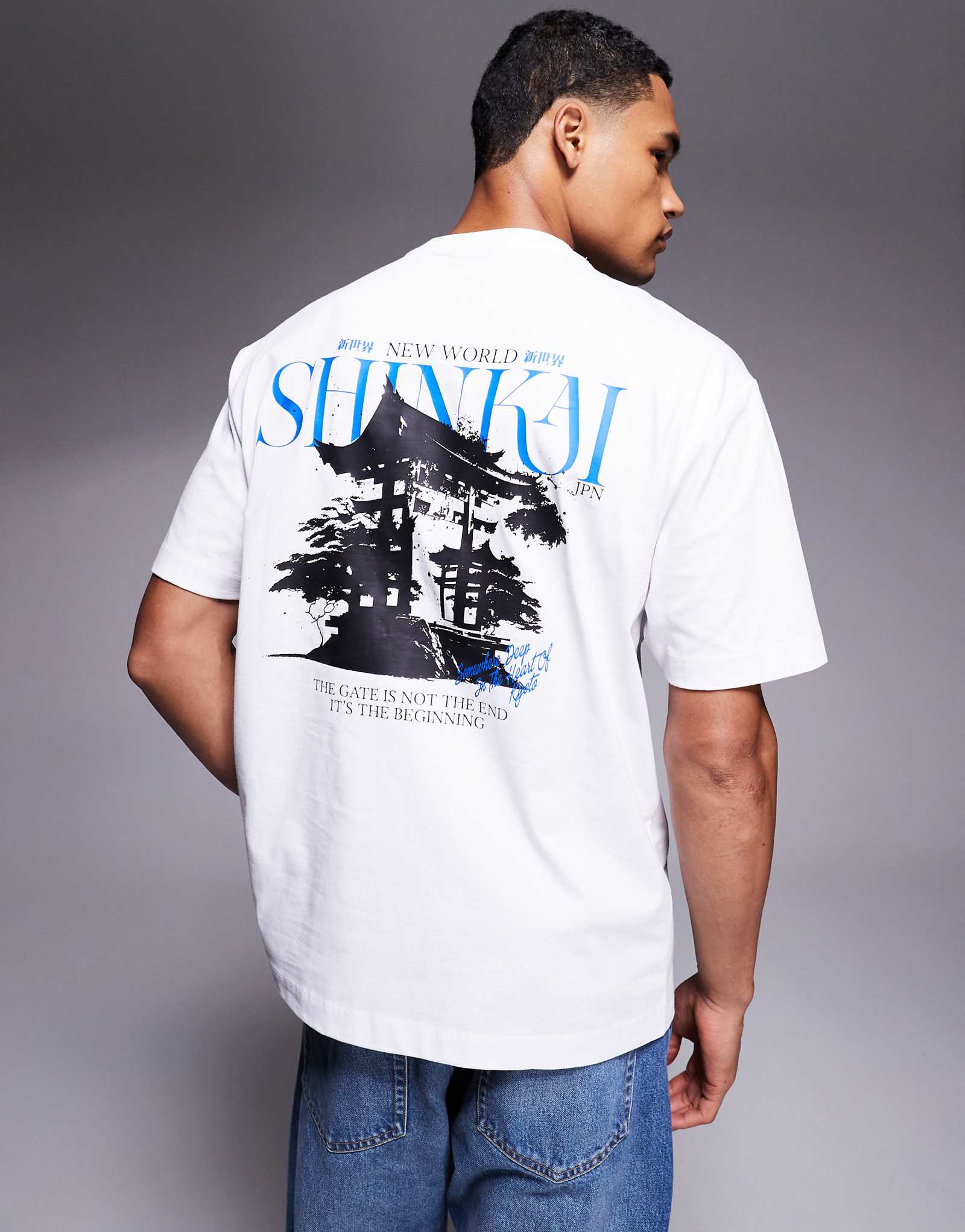 Футболка свободного кроя ASOS DESIGN с сувенирным принтом белого цвета 4690₽