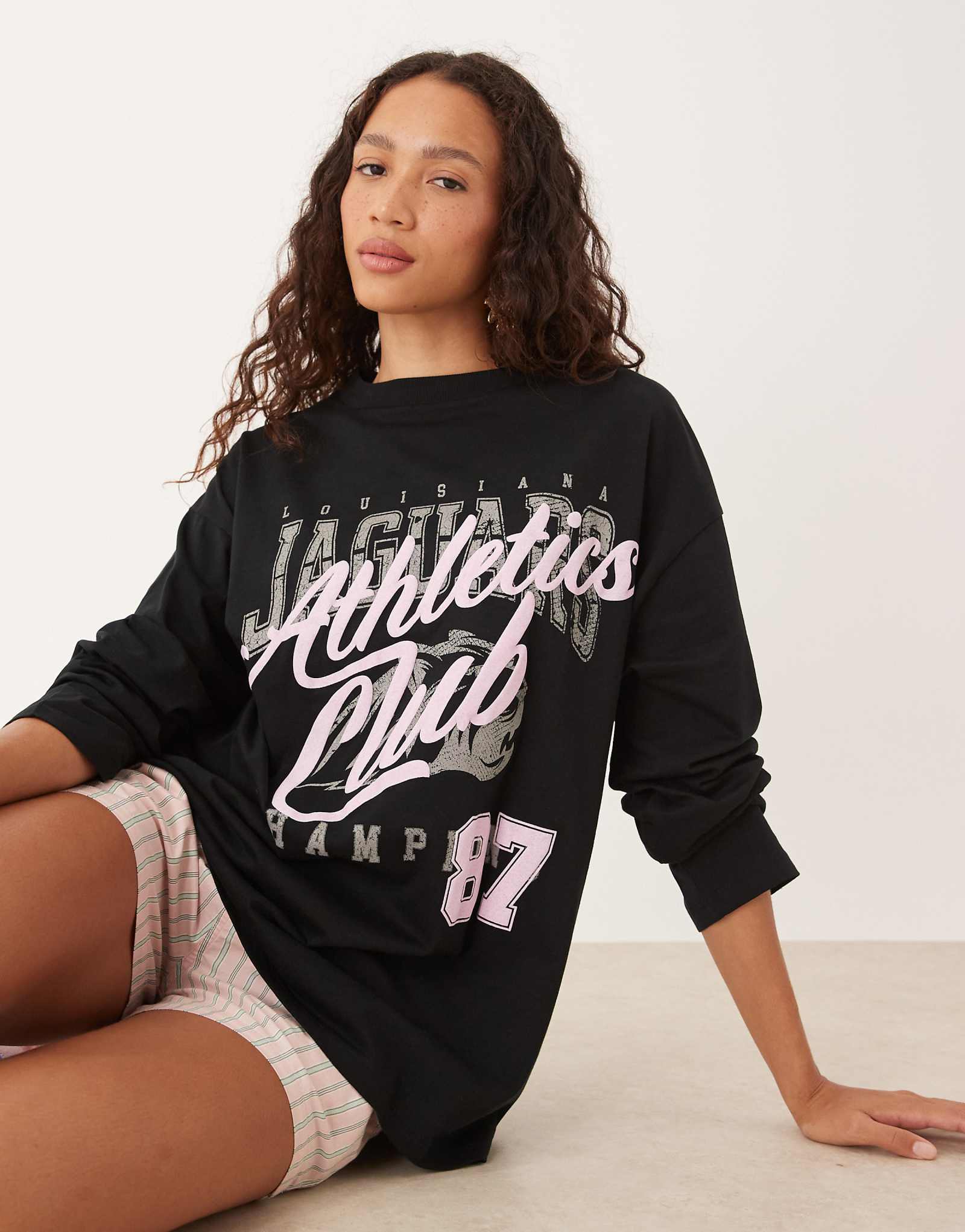 ДИЗАЙНЕРСКАЯ футболка для конькобежцев ASOS с длинным рукавом и изображением спортивного клуба черного цвета 5090₽