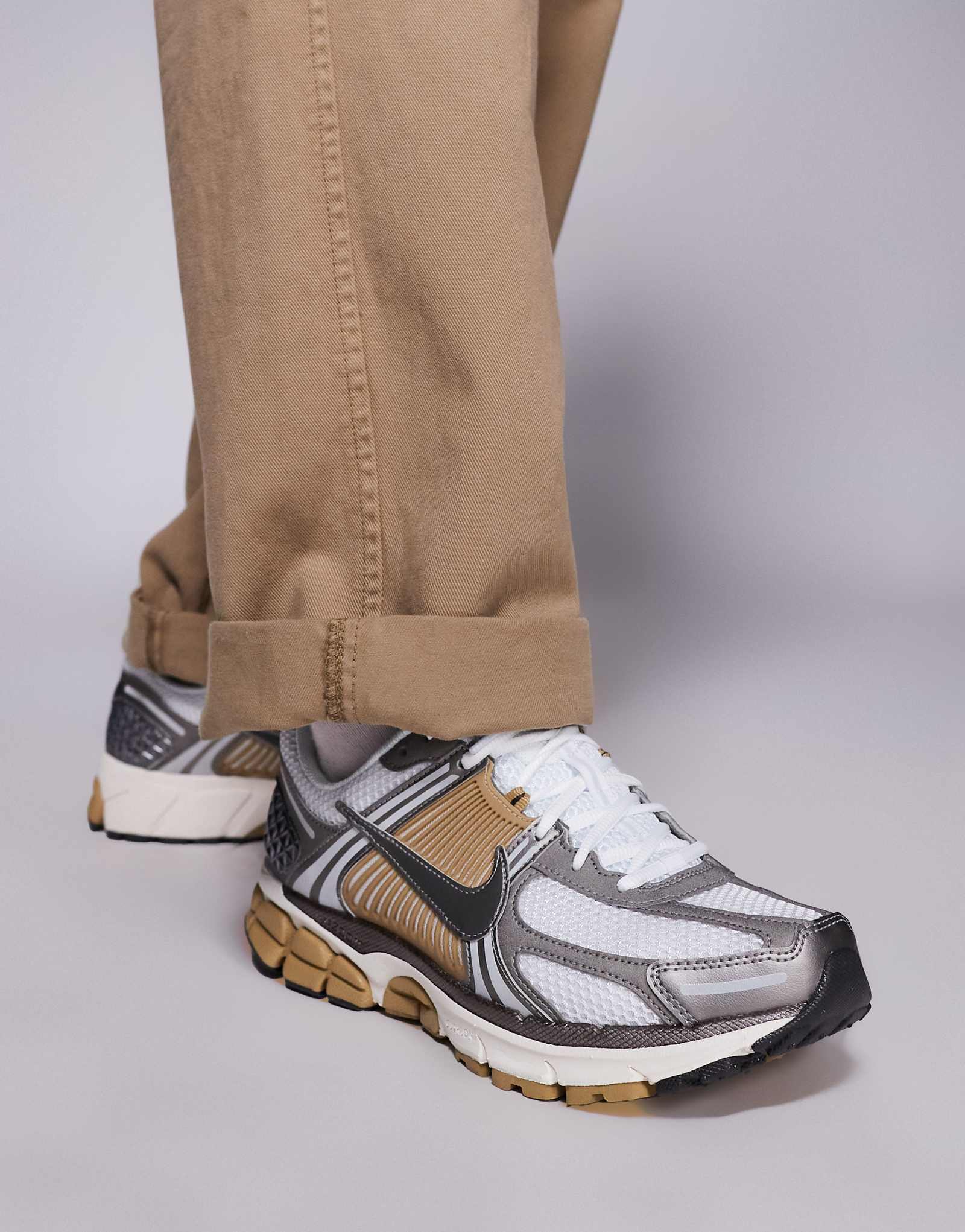 Кроссовки Nike Zoom Vomero 5 белого и бежевого цветов 32690₽