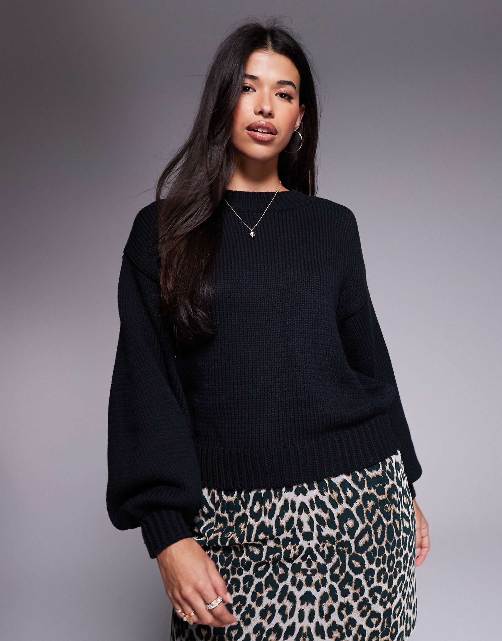 Черный свитер с объемным рукавом-баллоном принцессы Полли Хармони 11590₽