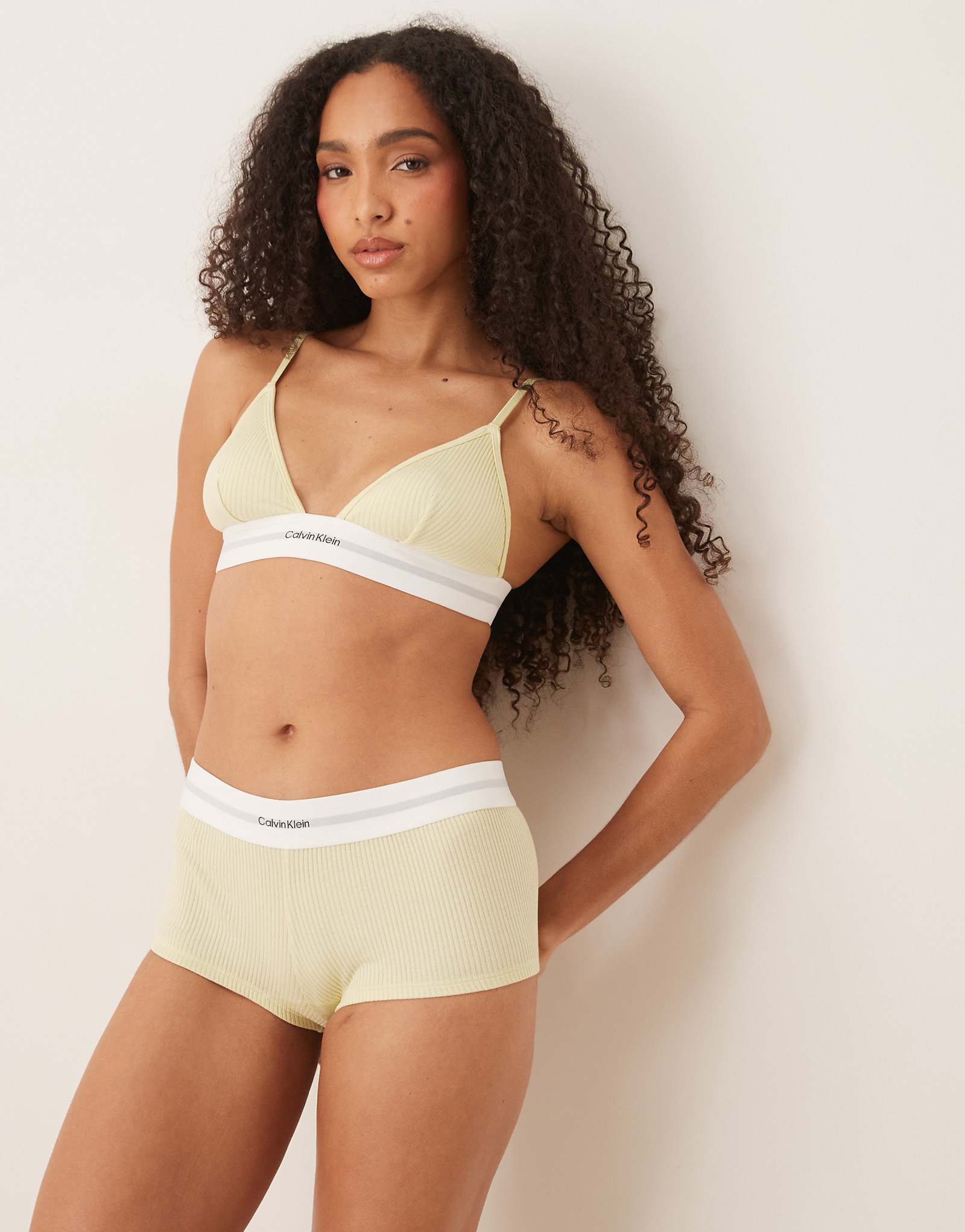 Шорты для мальчиков Calvin Klein из модала в рубчик нежно-желтого цвета 4090₽
