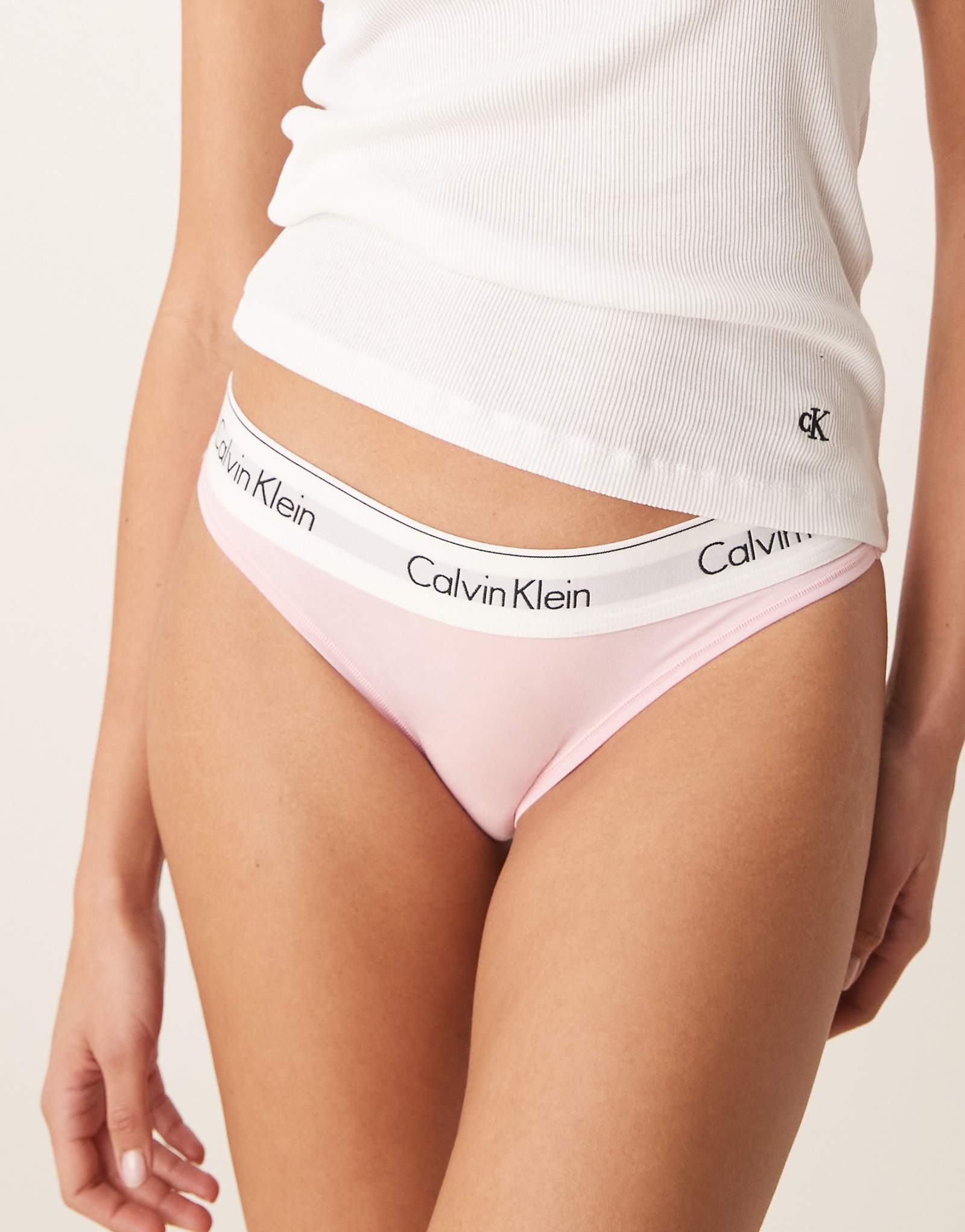Современные хлопчатобумажные трусики-бикини Calvin Klein розового цвета 4490₽