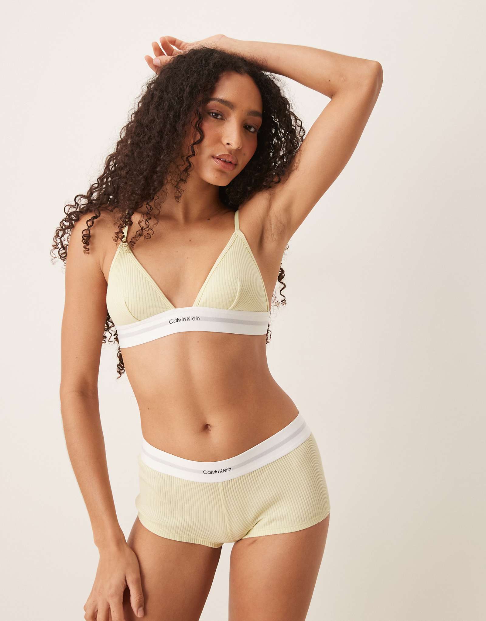 Нежно-желтый треугольный бюстгальтер Calvin Klein из модала в рубчик без подкладки 5090₽