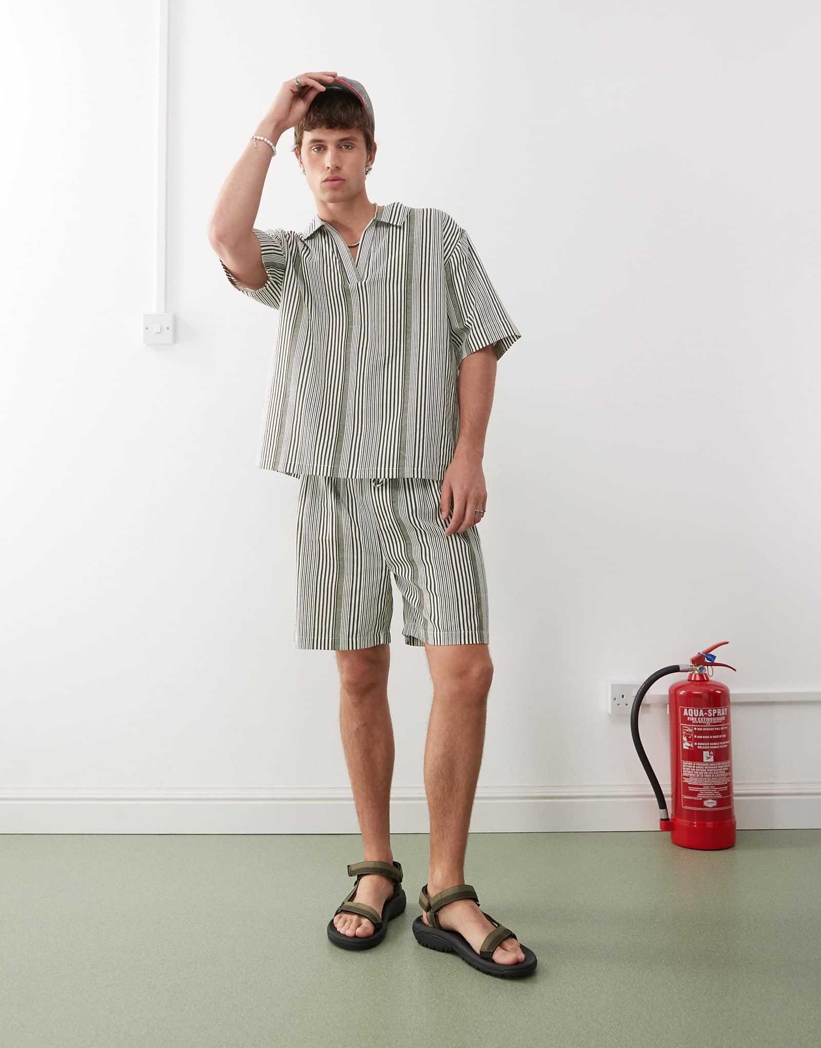 Шорты из текстурированной ткани COLLUSION в кремовую полоску 7090₽