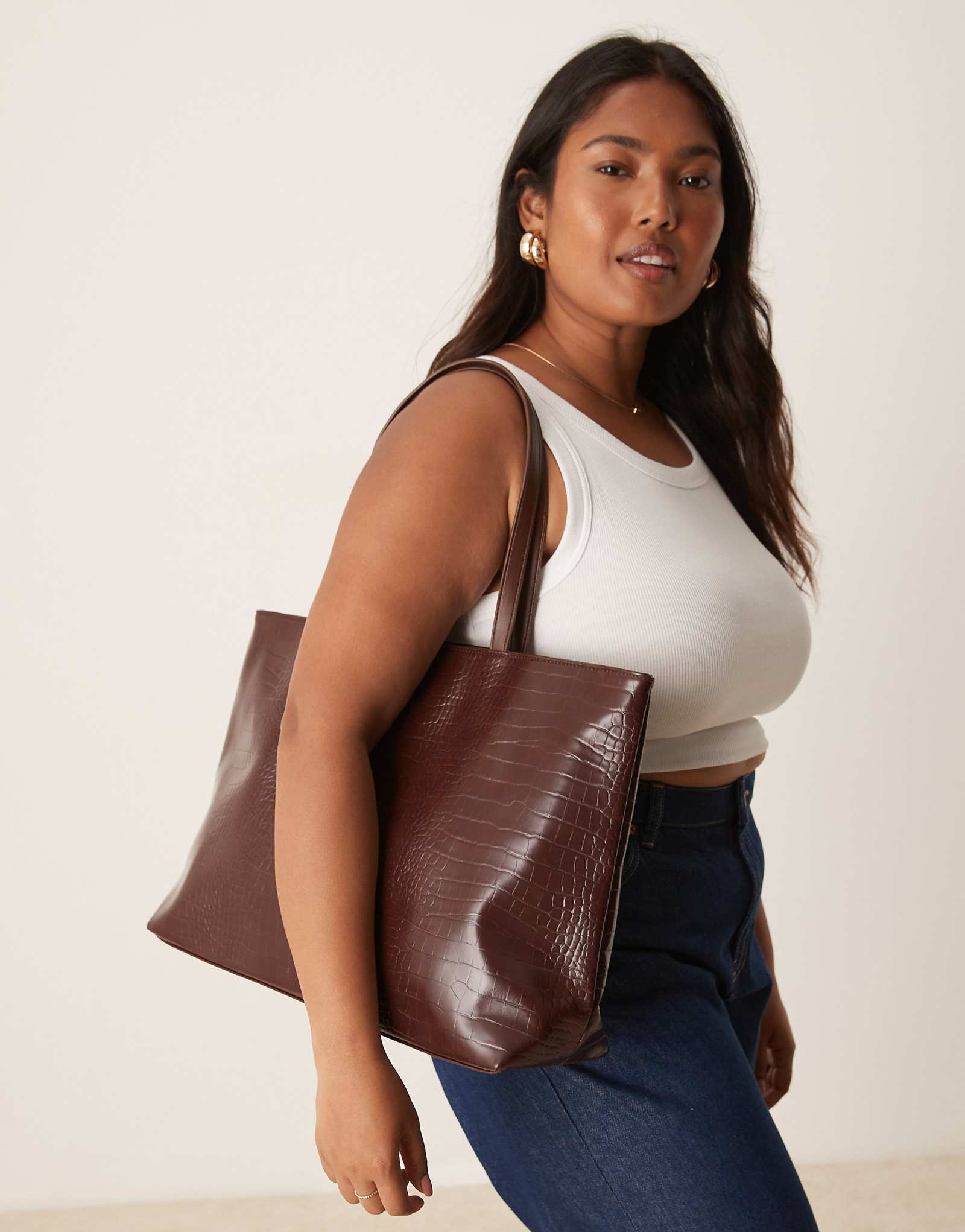 Гламурная большая сумка-тоут коричневого цвета с эффектом крокодила 9990₽