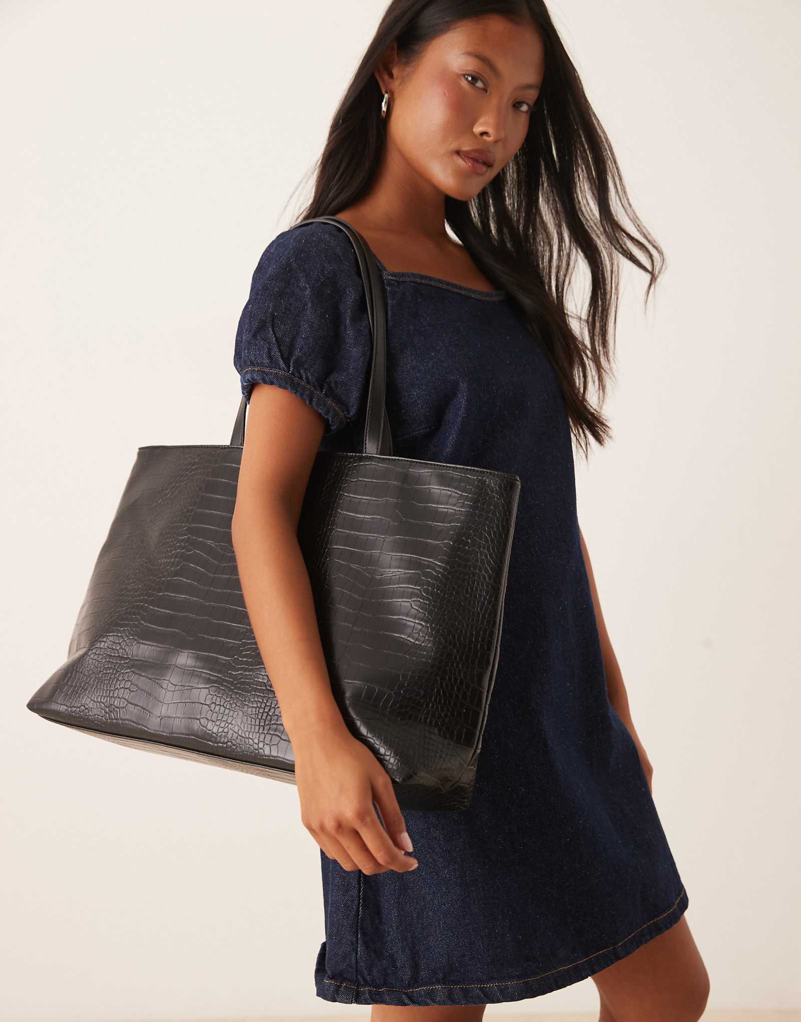 Гламурная большая сумка-тоут черного цвета с эффектом крокодила 9990₽