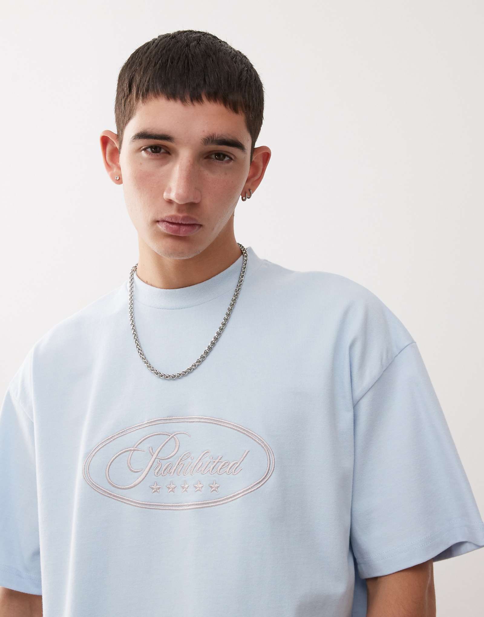 Запрещенная футболка с пятизвездочным рисунком светло-голубого цвета