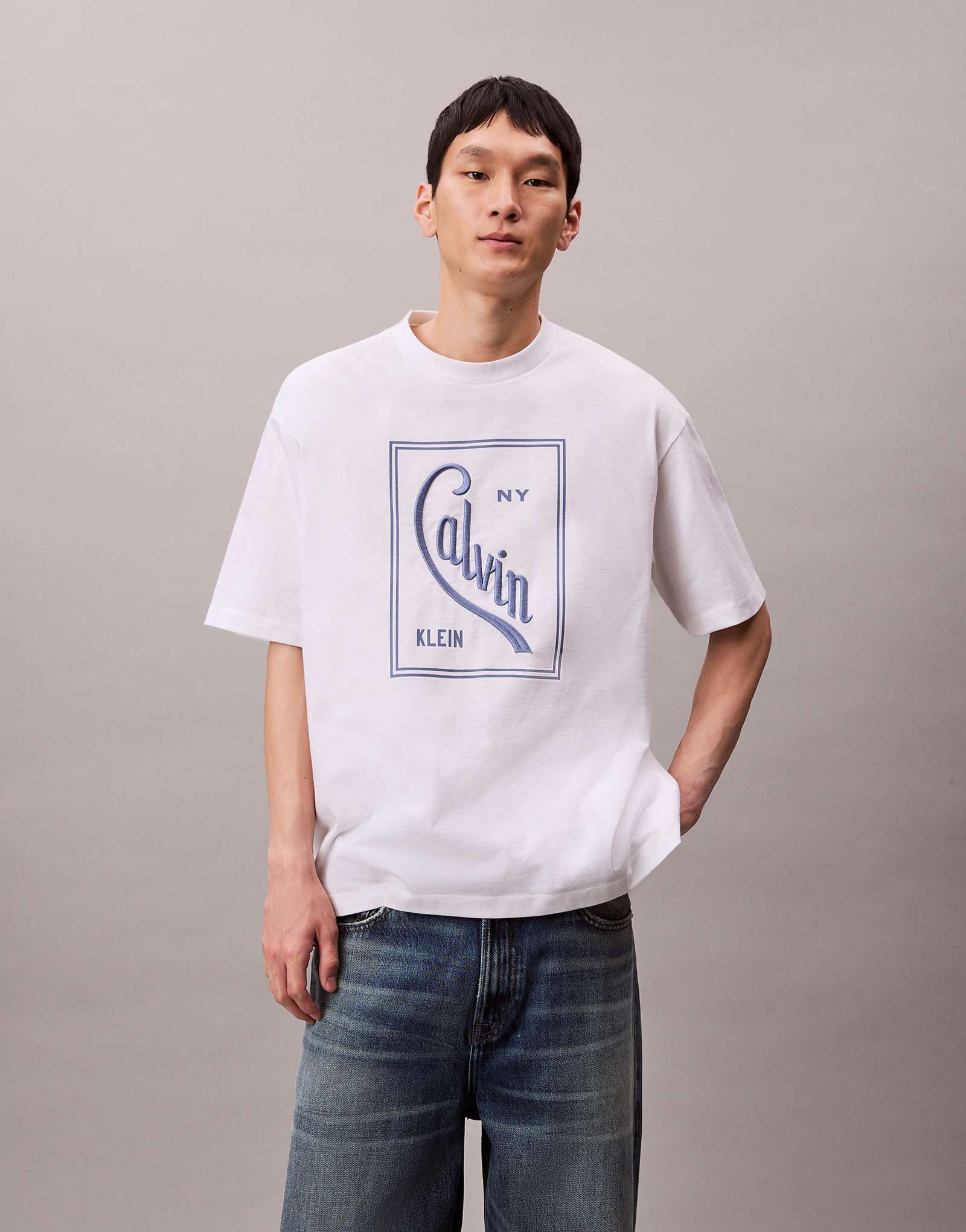 Бело-синяя футболка с фирменным рисунком Calvin Klein Jeans 12490₽